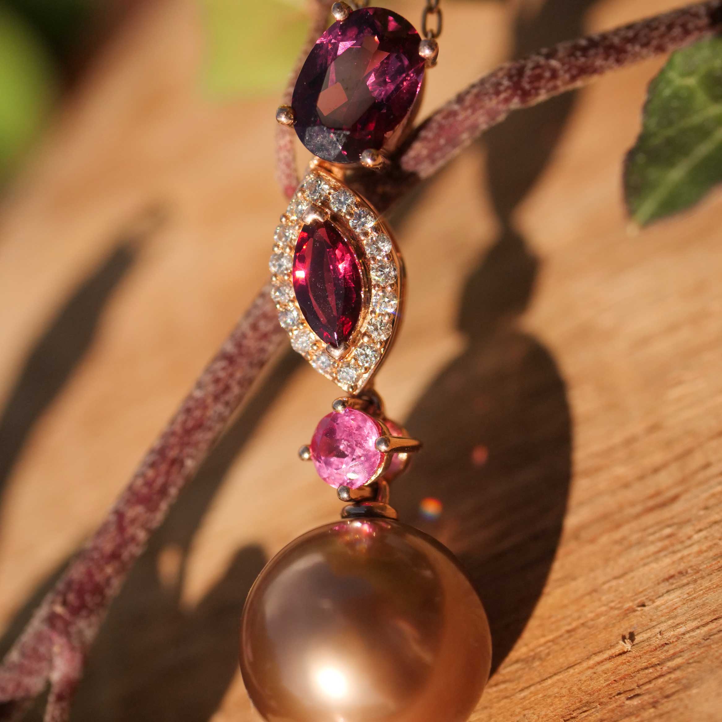 Südsee Perl Rhodonit Brillant Anhänger mit Kette 750er Rosegold...warme Rottöne für kuschlige Tage