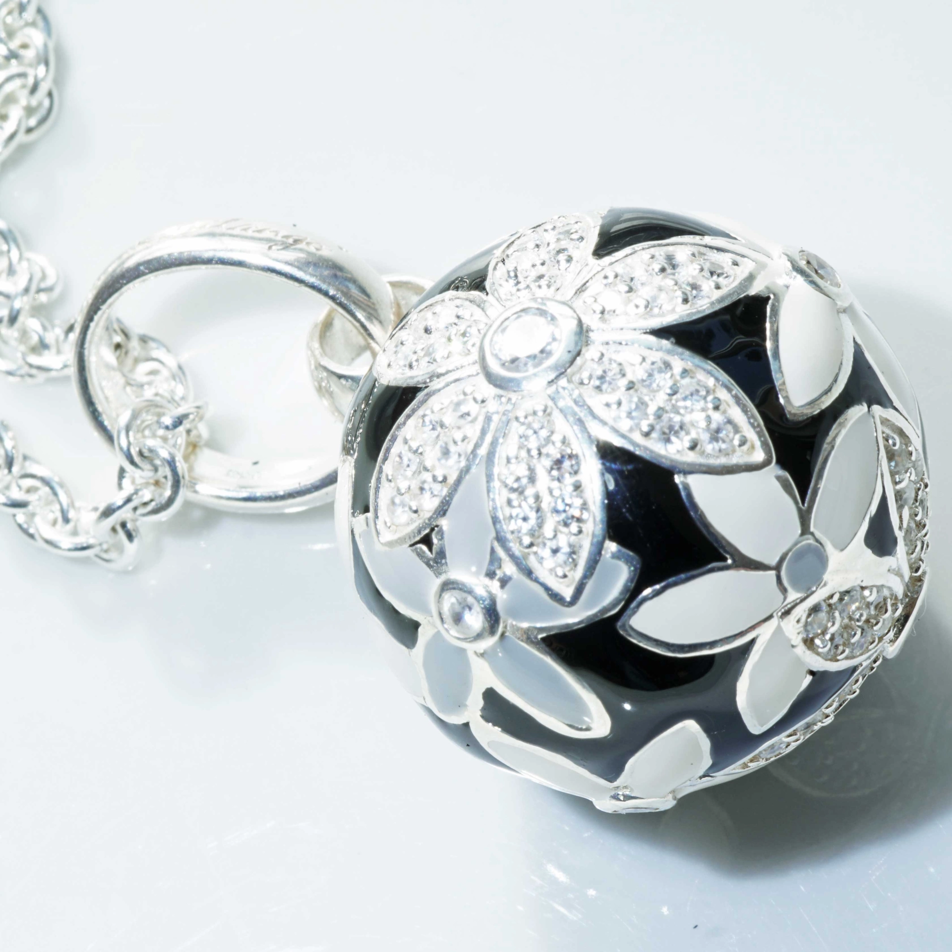 Original Chilango Anhänger im Stil Faberge Emaille Flower schwarz-weiss 925er Silber mit Steinbesatz