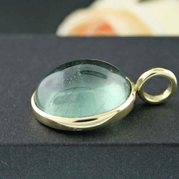 Aquamarincabochon-Anhänger, 585/-GG.