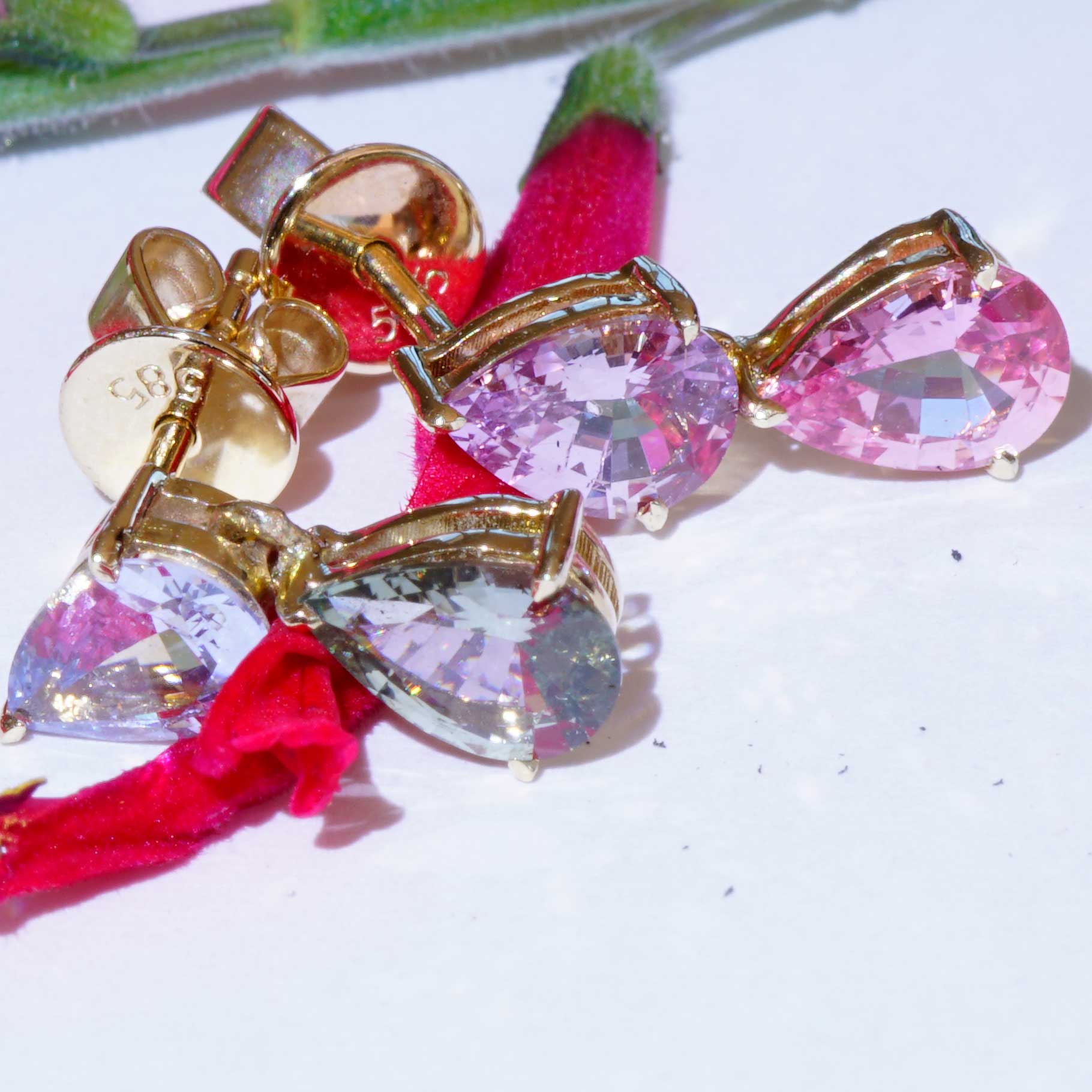 Saphir Ohrstecker mit Hänger 2.14 ct 585er Gelbgold aus der Ilakaka Mine Madagascar Multi  NATURFARBE 