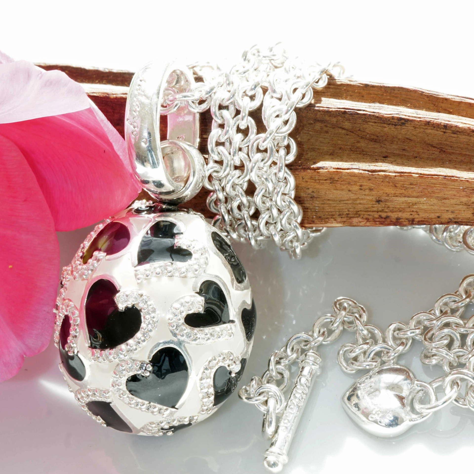 Original Chilango Anhänger im Stil Faberge Emaille Heart Black / White 925er Silber