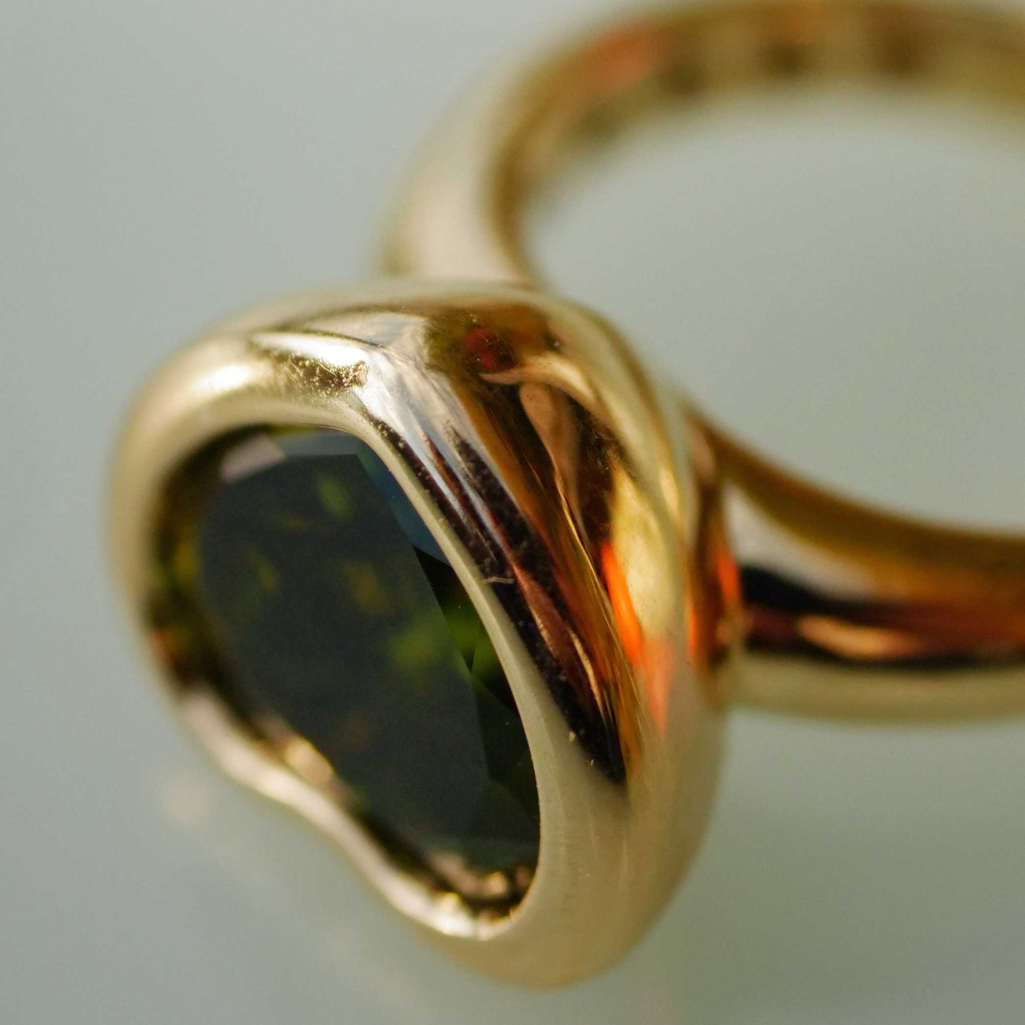 Peridot Herz Ring 750er Gelbgold made in Valenza... ein grüner moderner Herzring  in massiv Gold