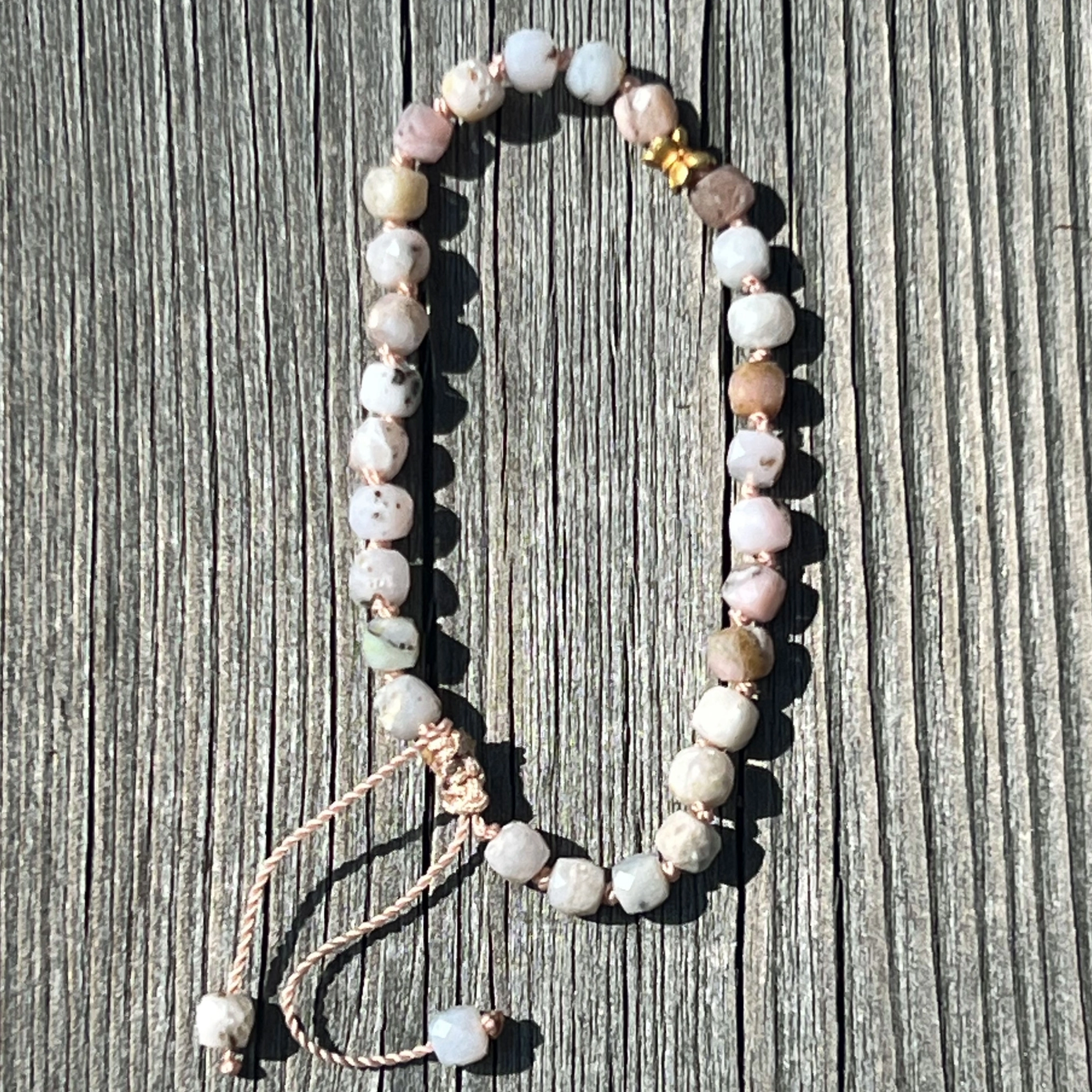 Andenopal Armband pink-weiss-grünlich mit  900er Feingold Zierelement Handarbeit