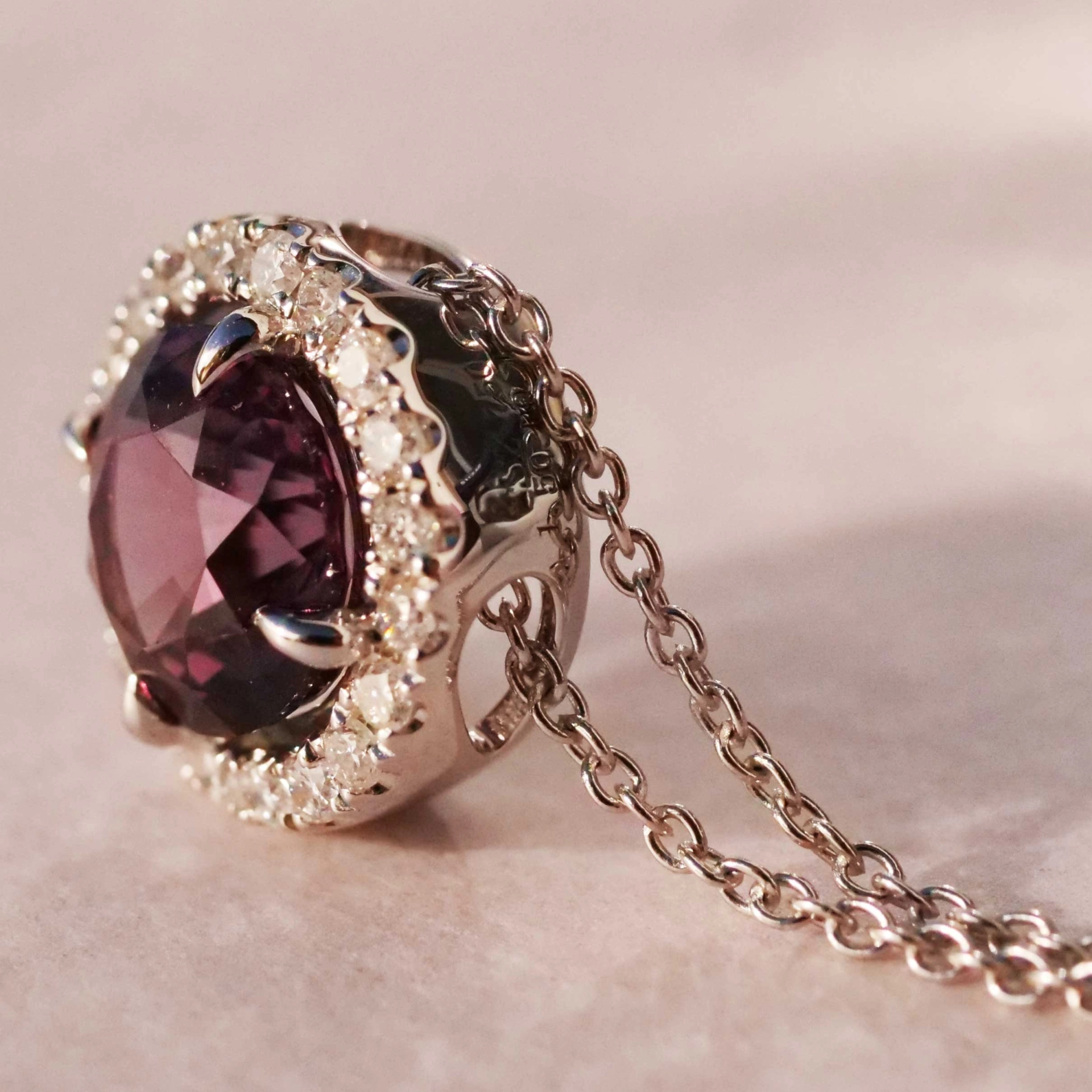 Spinell Brillant Anhänger 750er Weissgold 1.50 ct 0.14 ct fancy Naturfarbe pink violett aubergine