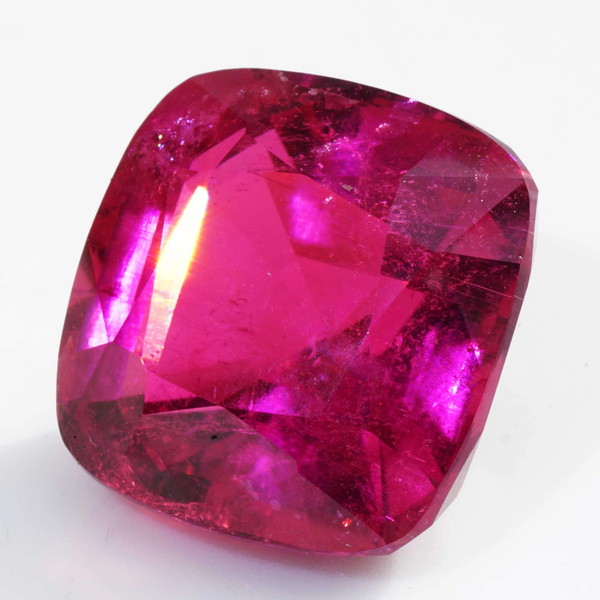 Rubellit der Extraklasse AAA+  23.10 ct Afghanistan Rubylight rot-pink mit unglaublicher Leuchtkraft