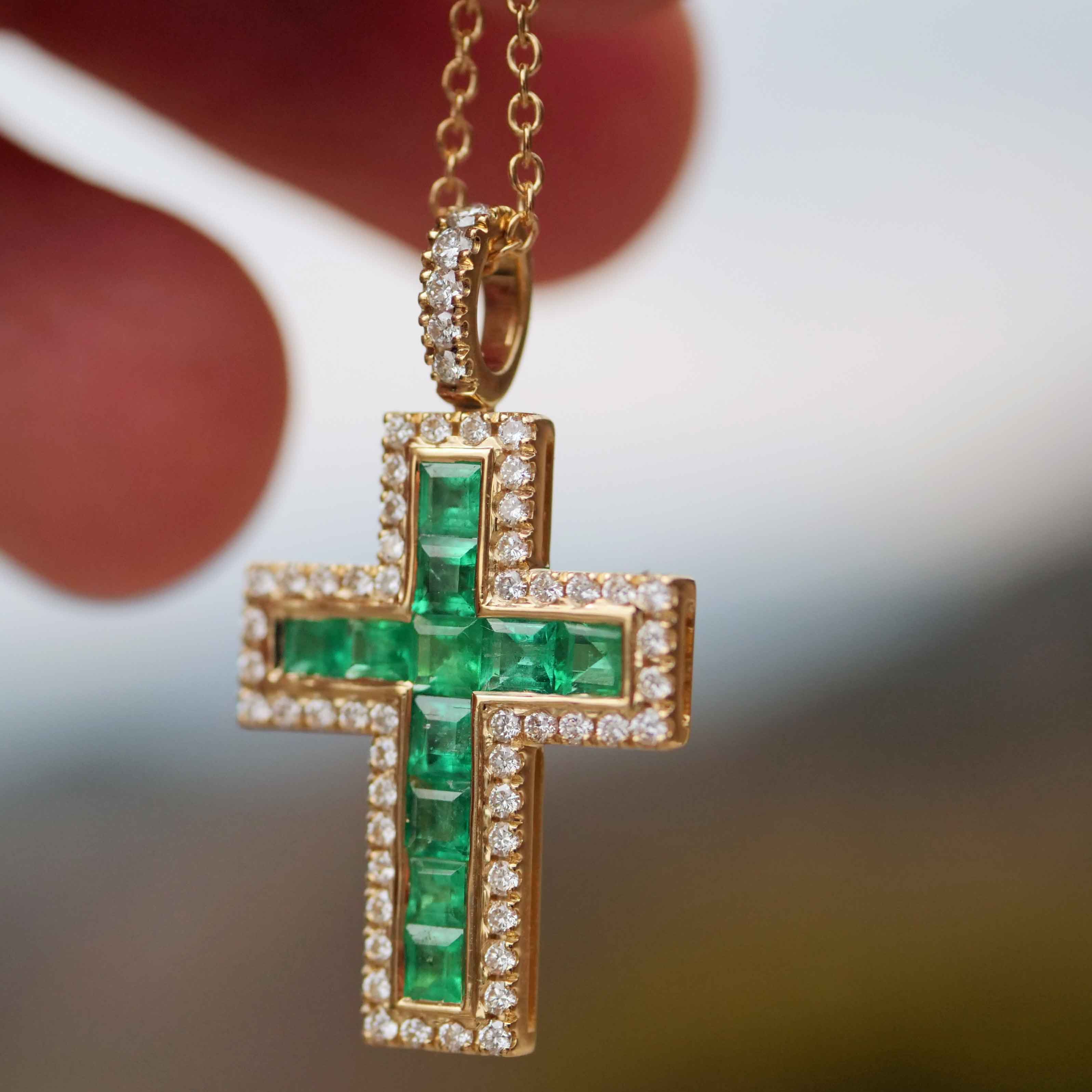 Leuchtend grünes AAA+ Panshir Smaragd Brillant Kreuz mit Kette in 750er Gelbgold - 0.98 ct 0.38 ct TW VS 