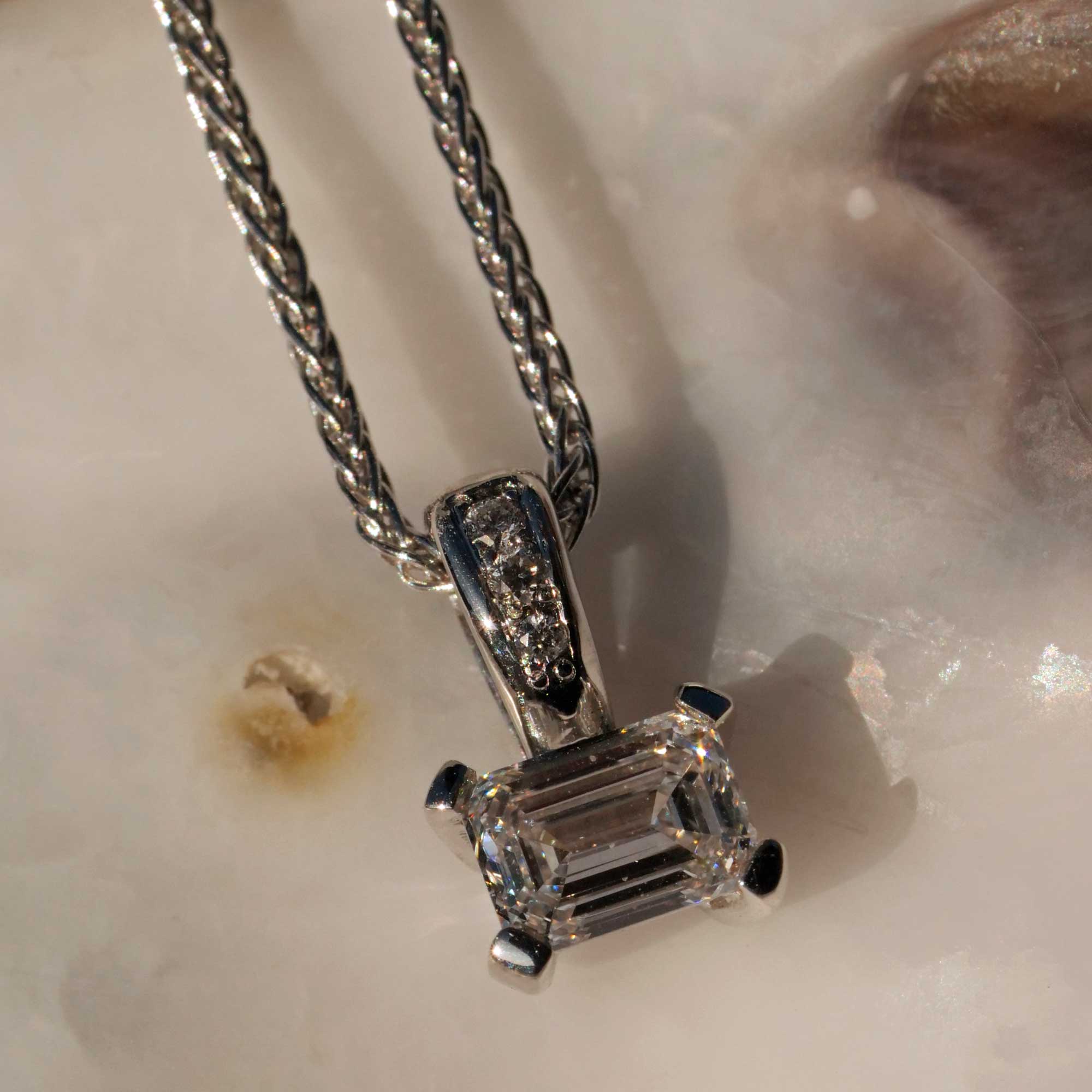 Emeraldcut Diamant Anhänger mit Kette  0.525 ct F VS2 Silhouette Bentner GIA Zertifikat 750er Weissgold