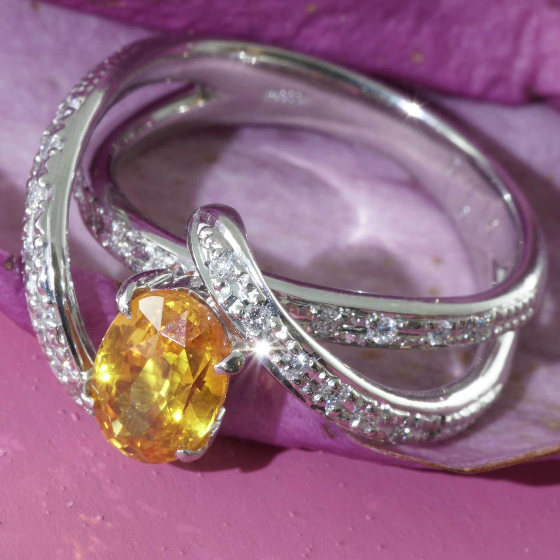 Gelber Saphir Brillant Ring in 900er Platin 1.60 ct 0.16 ct  eleganter verspielter Entwurf