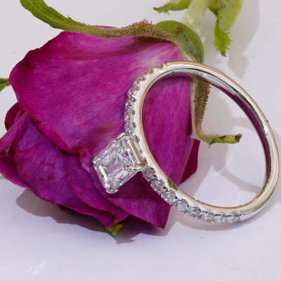 Emerald Cut Diamant Solitär Ring 0.80 ct TW SI1 750er Weissgold 0.27 ct mit GIA Gutachten Top Design