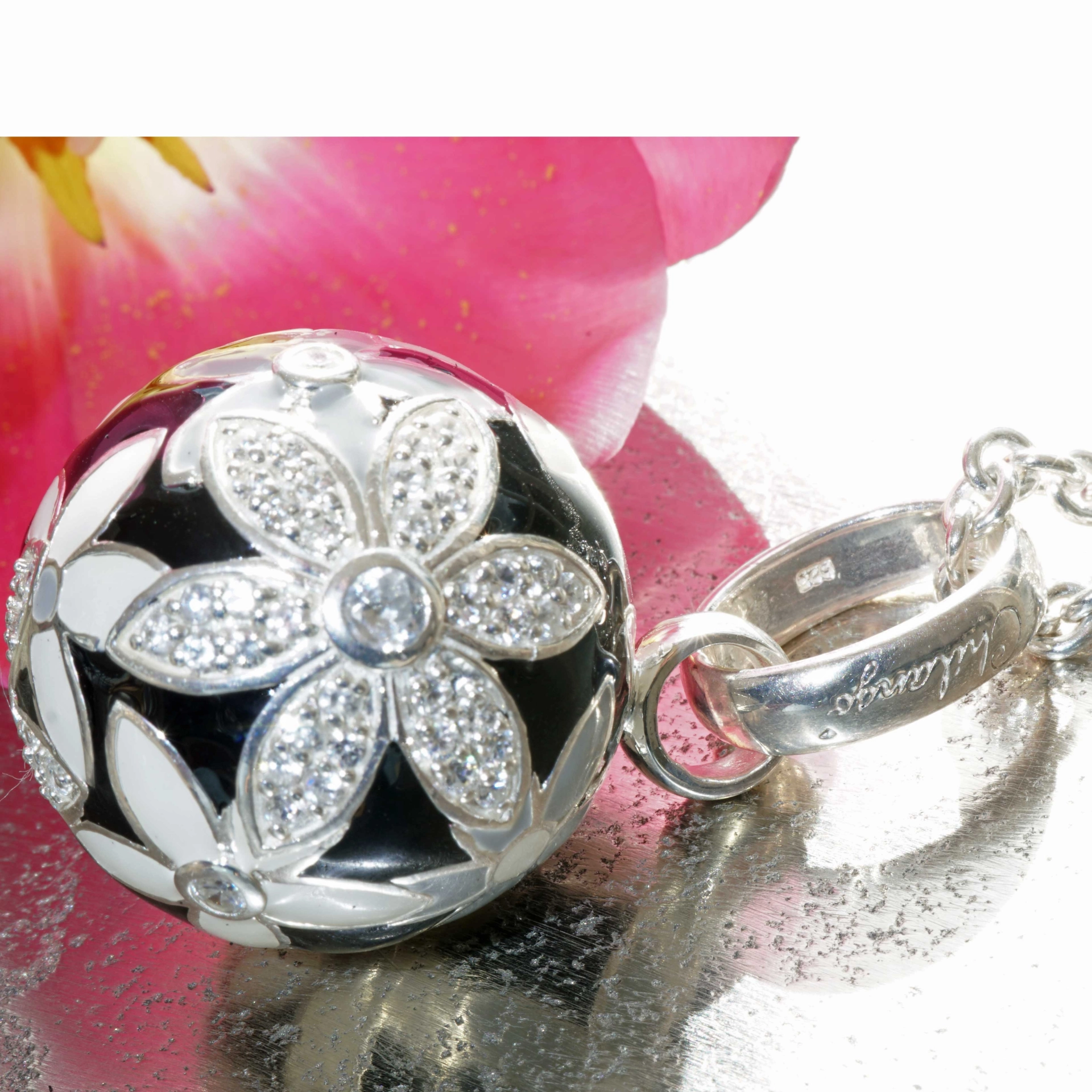 Original Chilango Anhänger im Stil Faberge Emaille Flower schwarz-weiss 925er Silber mit Steinbesatz