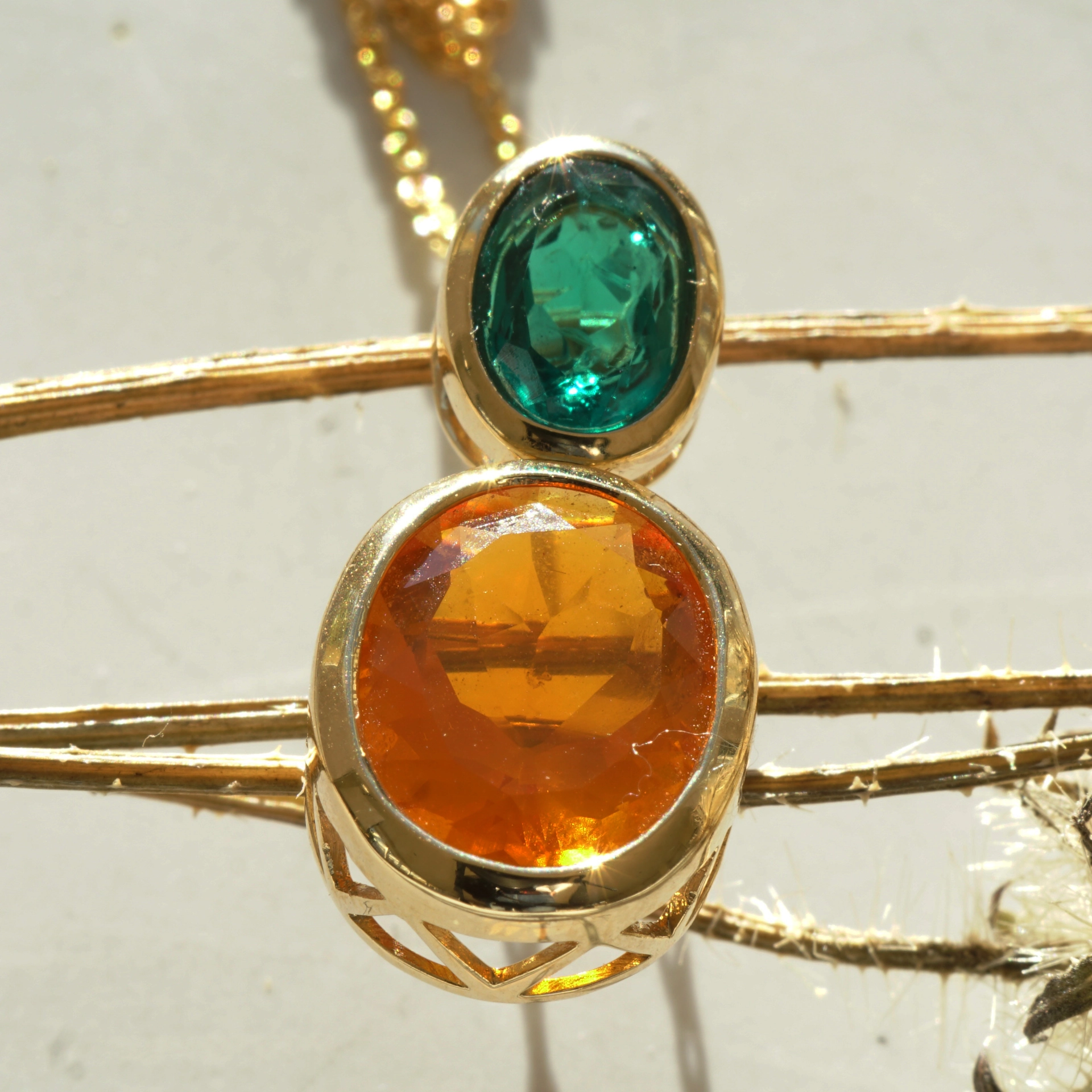 Smaragd Feueropal Anhänger m. Kette 750er Gelbgold 2.24 ct 0.66 ct AAA+
