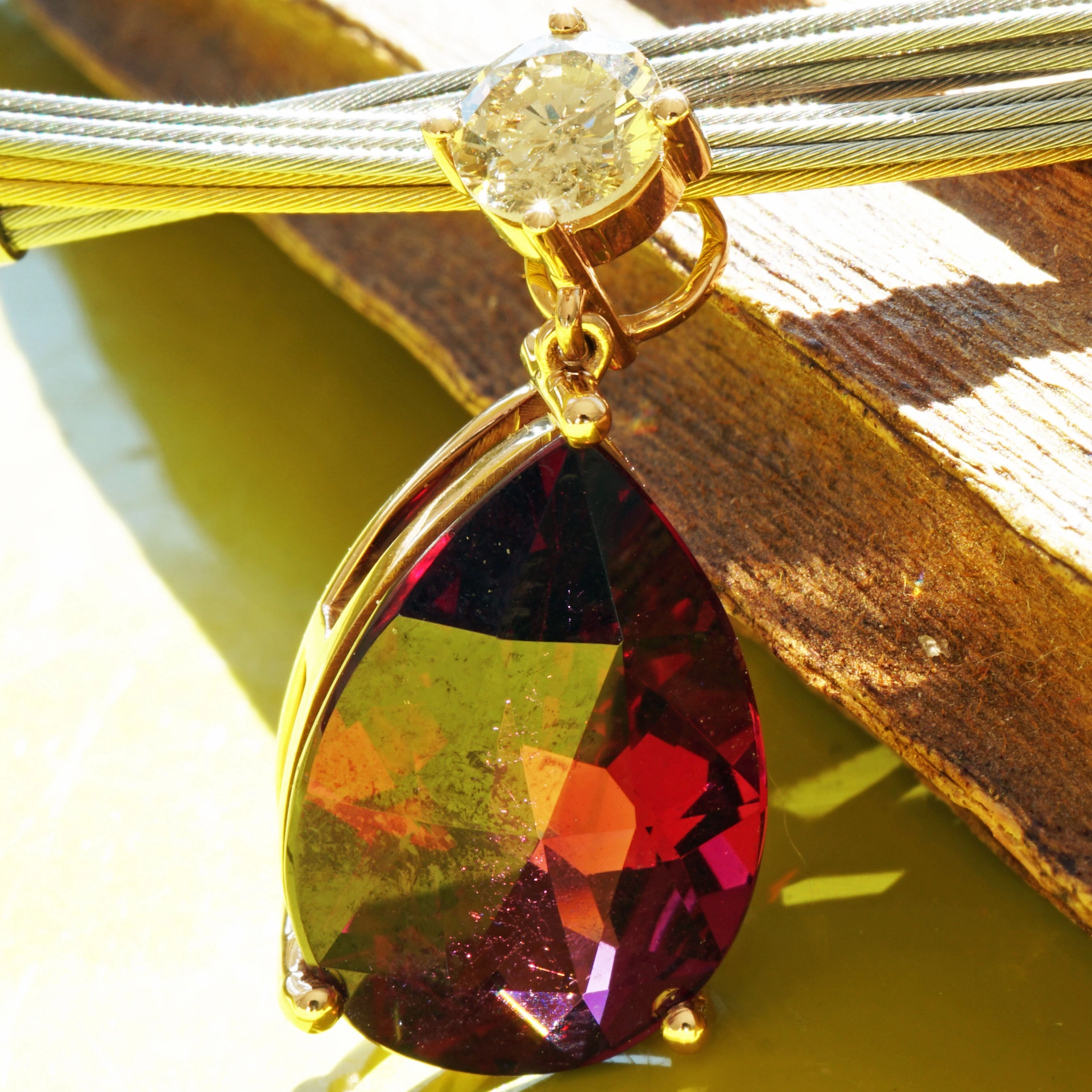 schmuckzicke_anhaenger_rosegold_rodolith_brillant_investmentSON00584 Rhodolith Brillant Anhänger 10 ct 0.67ct AAA+ 750er Rosegold IGI Expertise