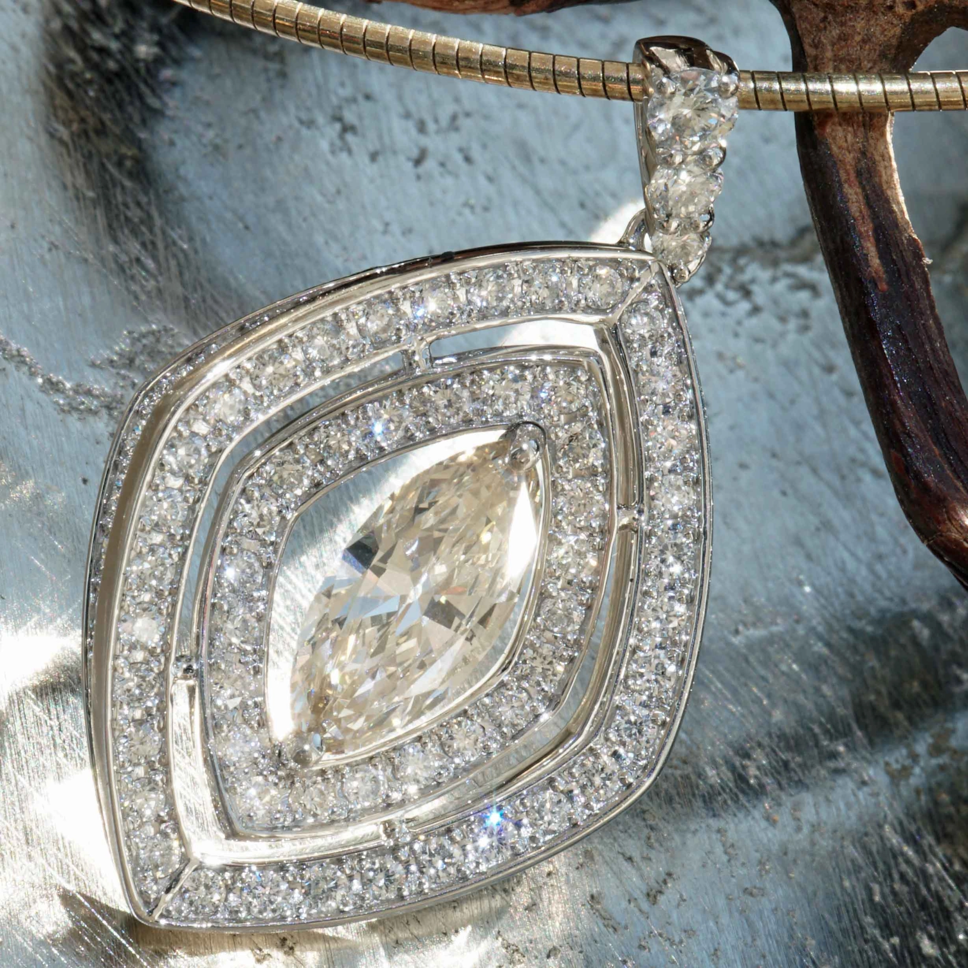 Marquise Solitär Anhänger 1.86 ct 900er Platin Meisterarbeit mit Strahlkraft