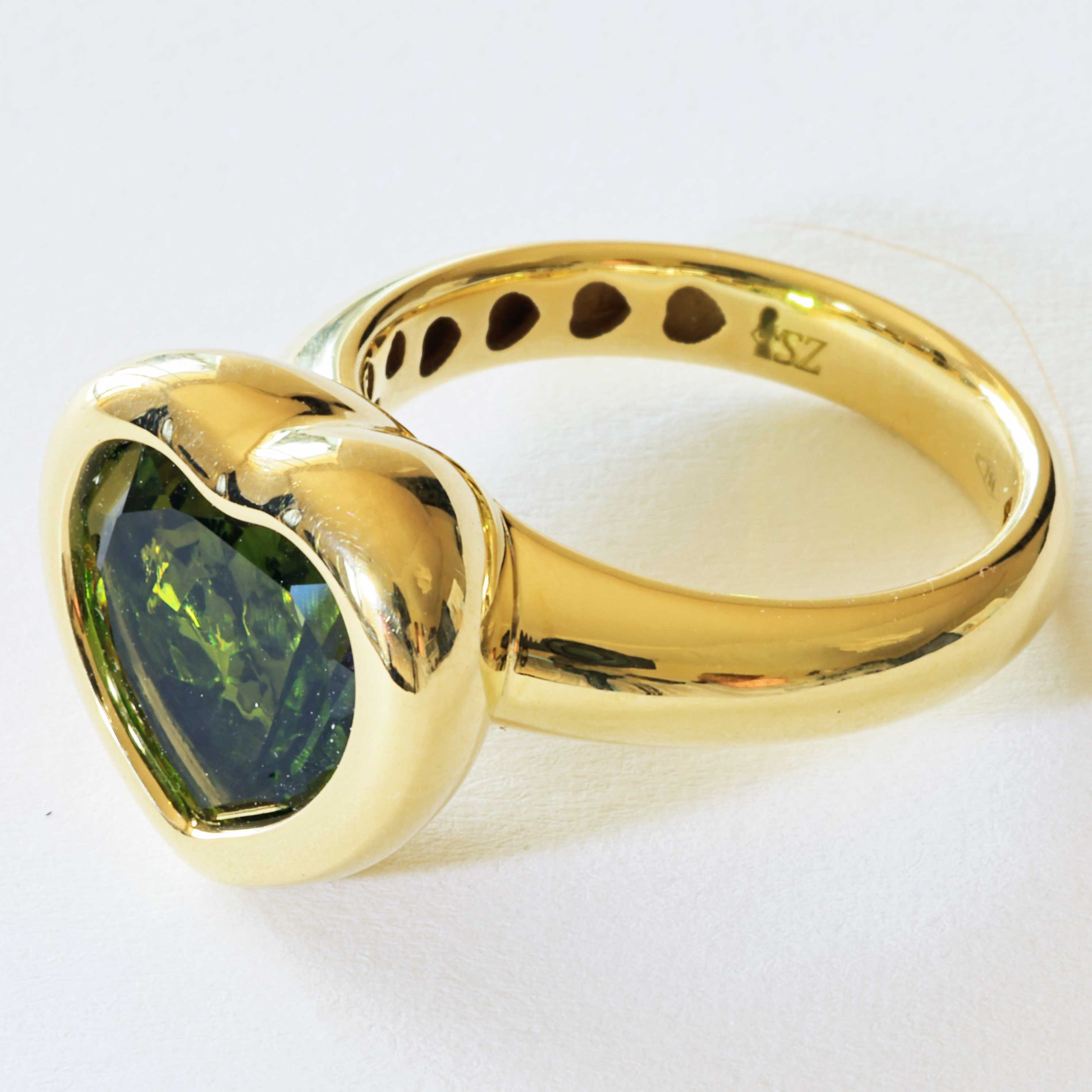 Peridot Herz Ring 750er Gelbgold 6.33 ct made in Valenza... ein grüner moderner Herzring  in massiv Gold