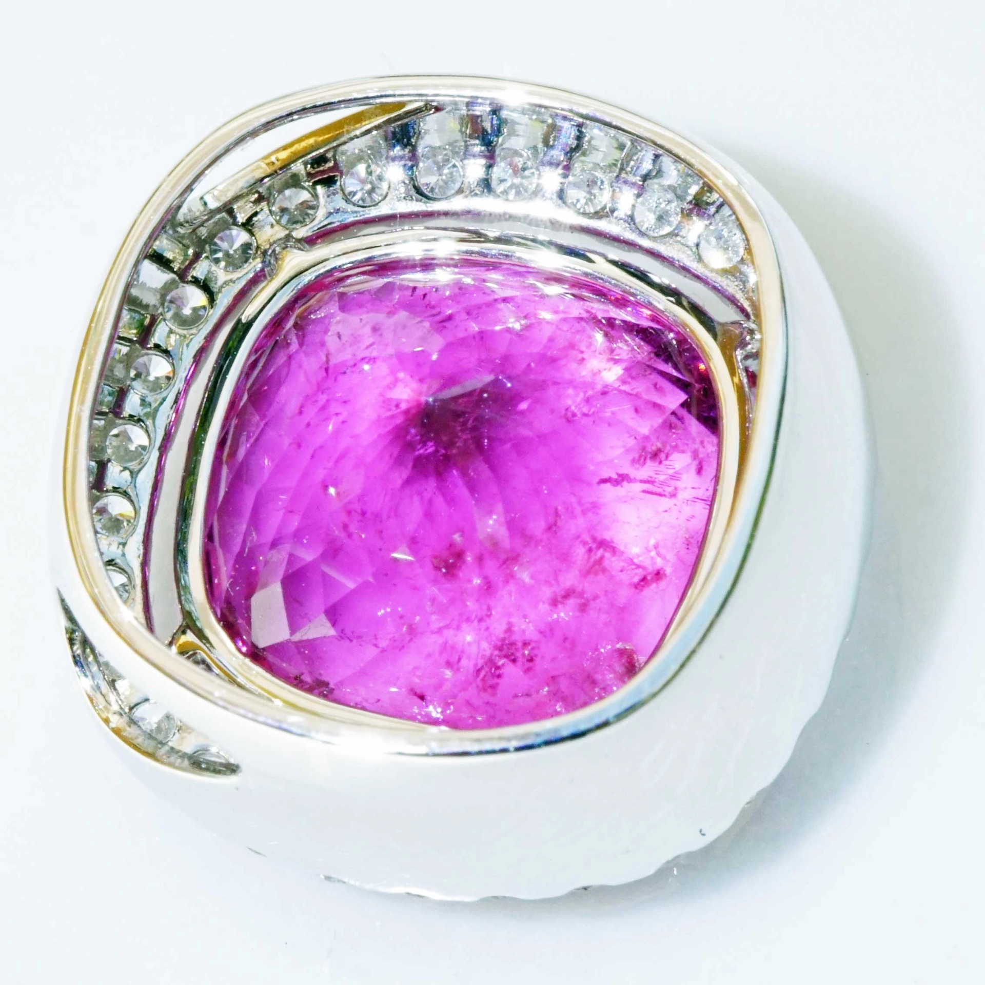 SON04865-Kupfer-Rubellit-Brillant-Anhaenger-16-84-ct-im-strahlenden-leuchtenden-pink-rot-750er-Weissgold Kupfer Rubellith Brillant Anhänger 16.84 ct im strahlenden leuchtenden pink-rot  750er Weissgold sel