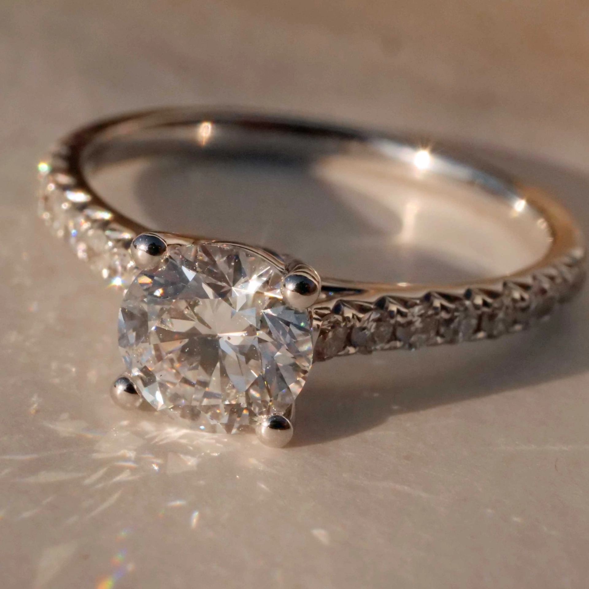 Ring mit Brillant rund 1.01 ct E / hochfeines weiss P1 750er Weissgold GIA Gutachten