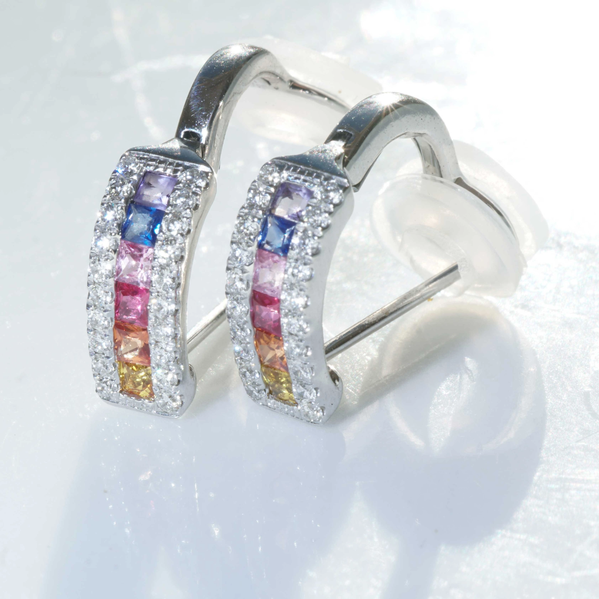 Multifarbene Halb Creolen im Regenbogen Verlauf mit Saphir, Rubin, Amethyst und Brillanten 750er Wei