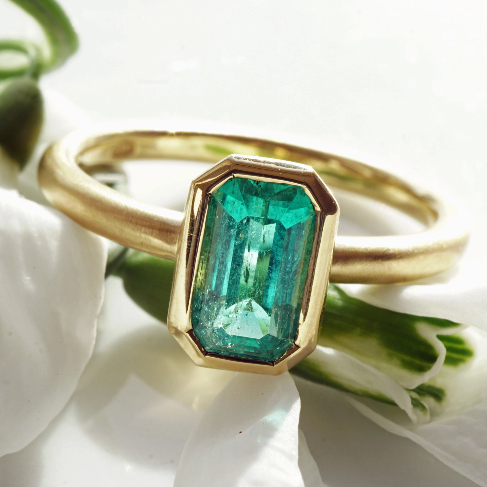 Smaragd Ring 0.97 ct Topqualität aus Afghanistan 750er Gelbgold Handarbeit