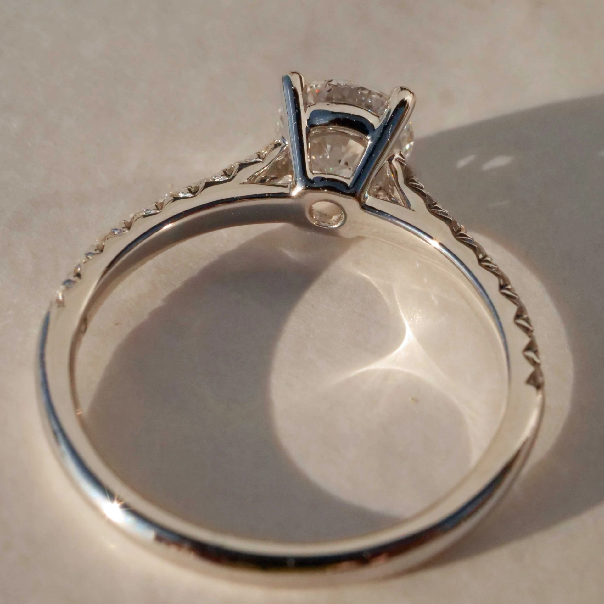 Ring mit Brillant rund 1.01 ct E / hochfeines weiss P1 750er Weissgold GIA Gutachten