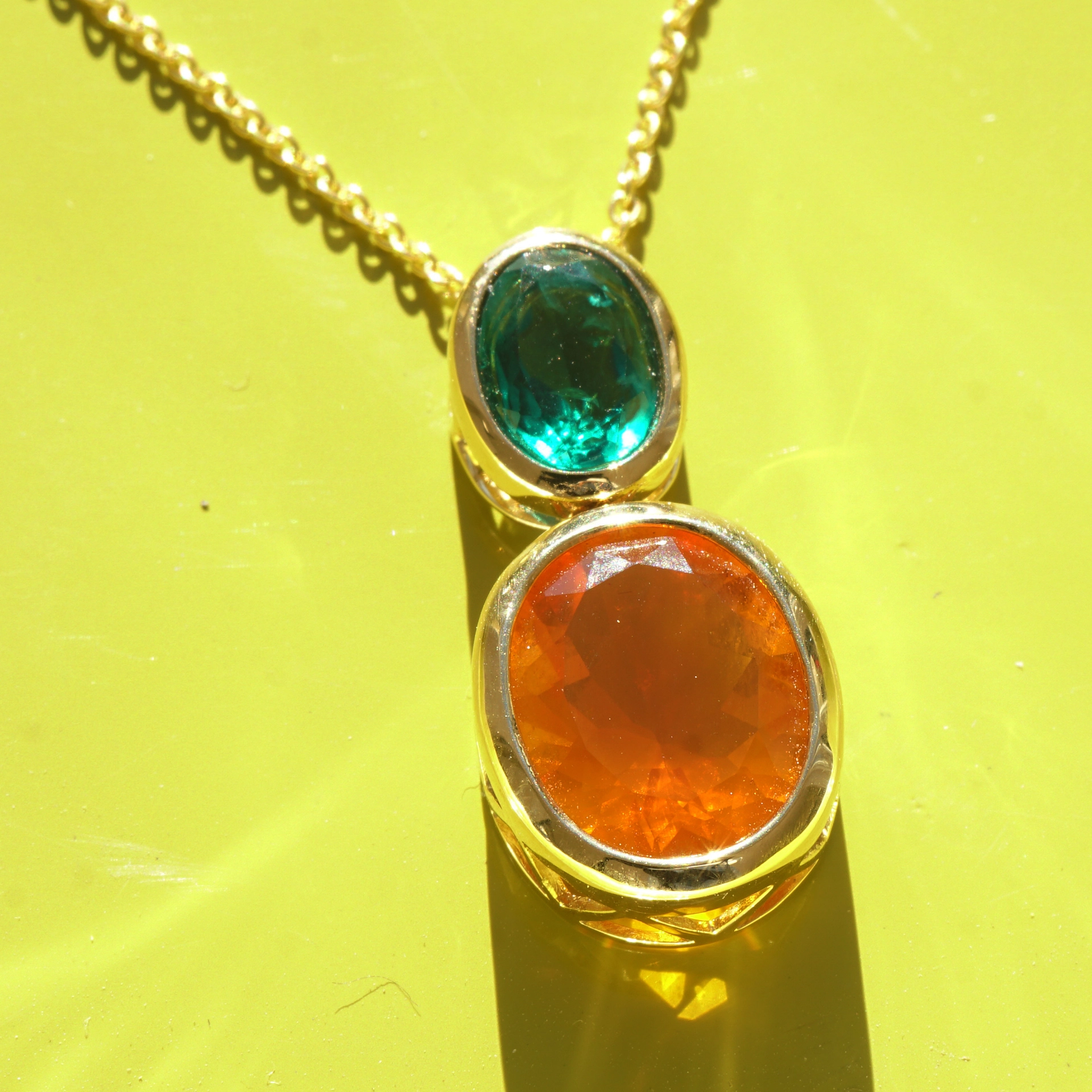 Smaragd Feueropal Anhänger m. Kette 750er Gelbgold 2.24 ct 0.66 ct AAA+