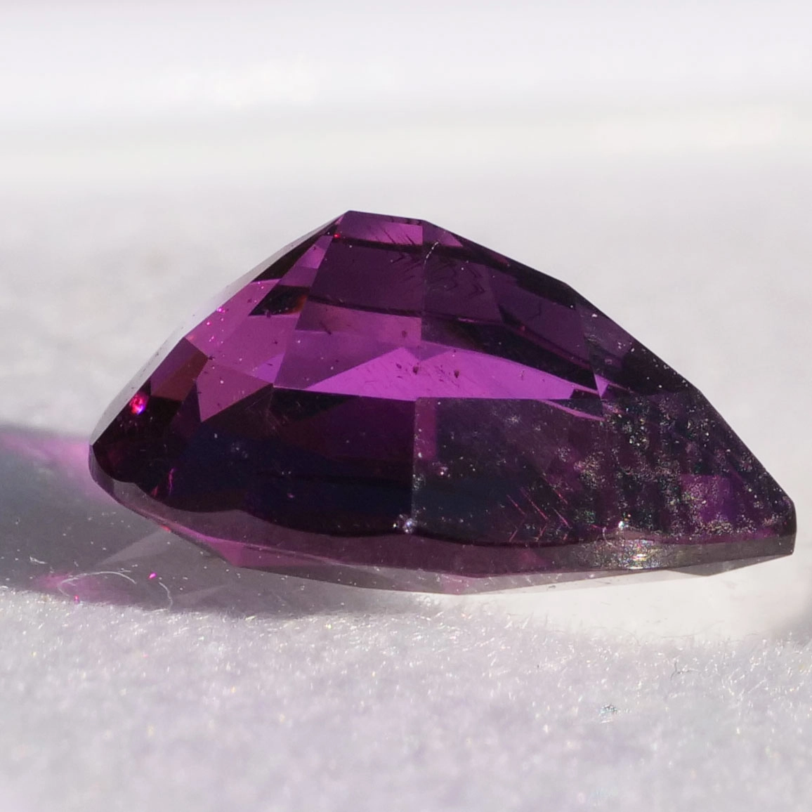 Amaranth Rhodolit 1.67 ct facettiert AAA+ 9x6.6x4.5 mm intensiv lila bläulich
