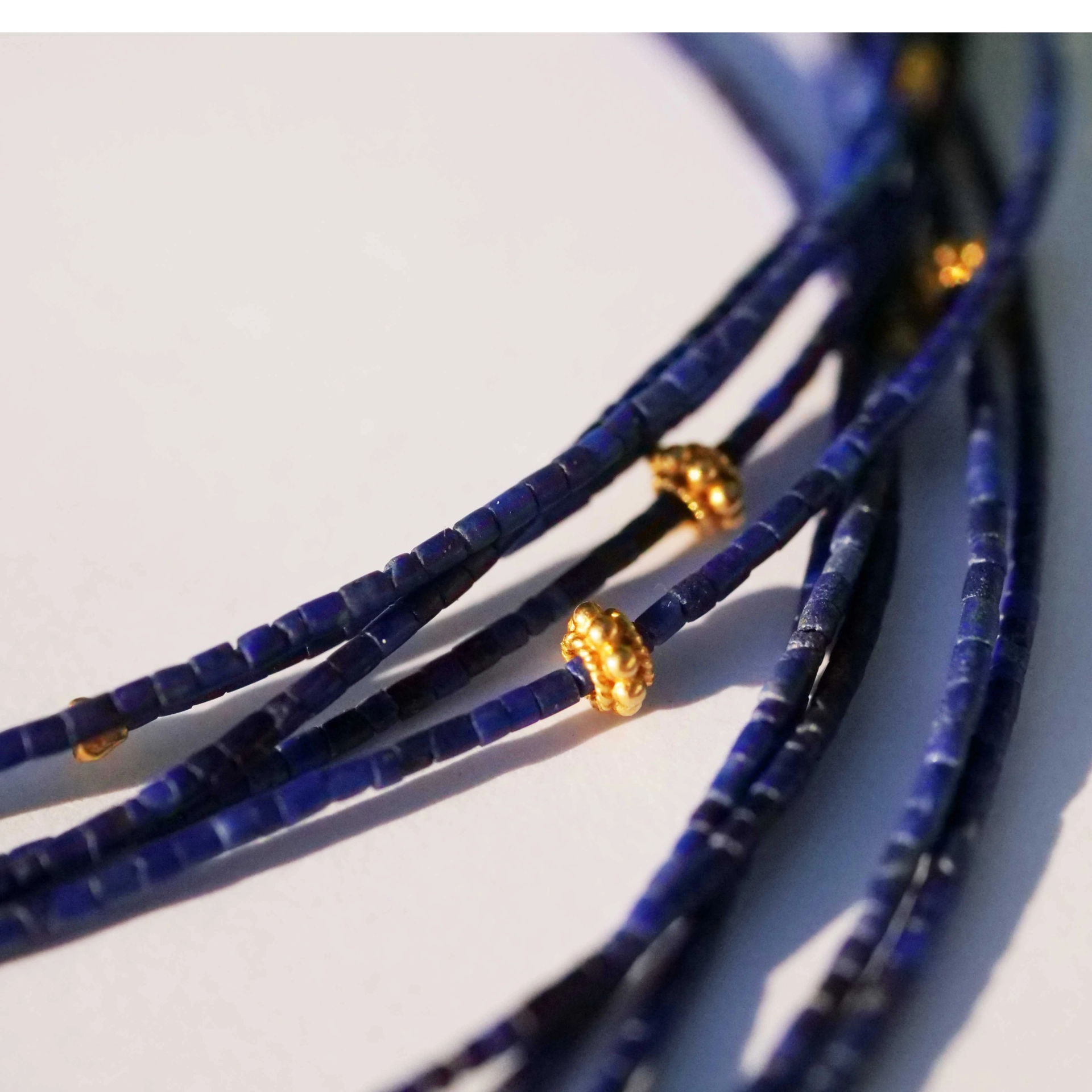 Lapis Lazuli Collier 5-reihig mit 900er Feingold Elementen und Antikschmuck Hänger