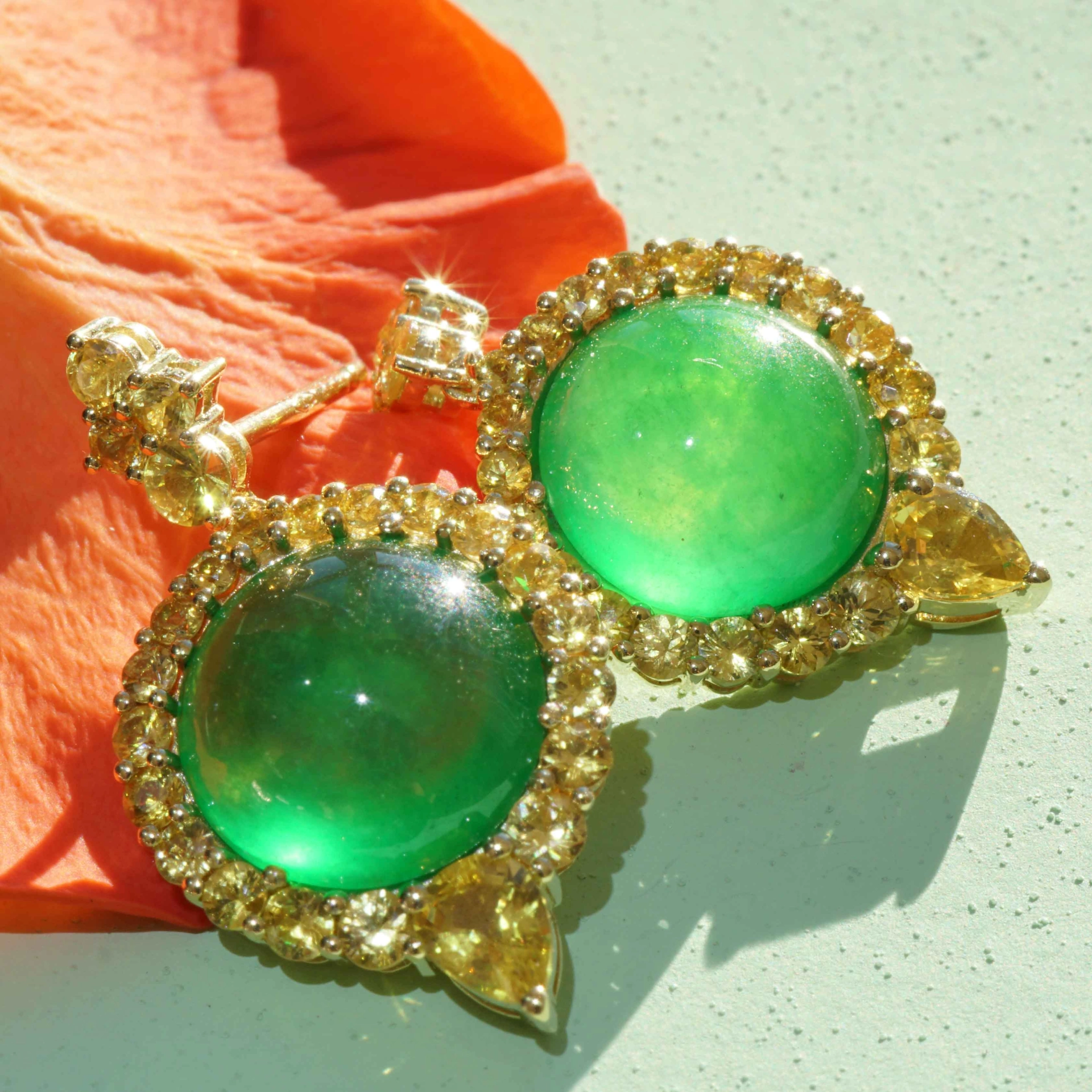 Imperial Burma Jade Saphir Ohrhänger Juwelierskunst 750er Gelbgold 9.98 ct 3.76 ct