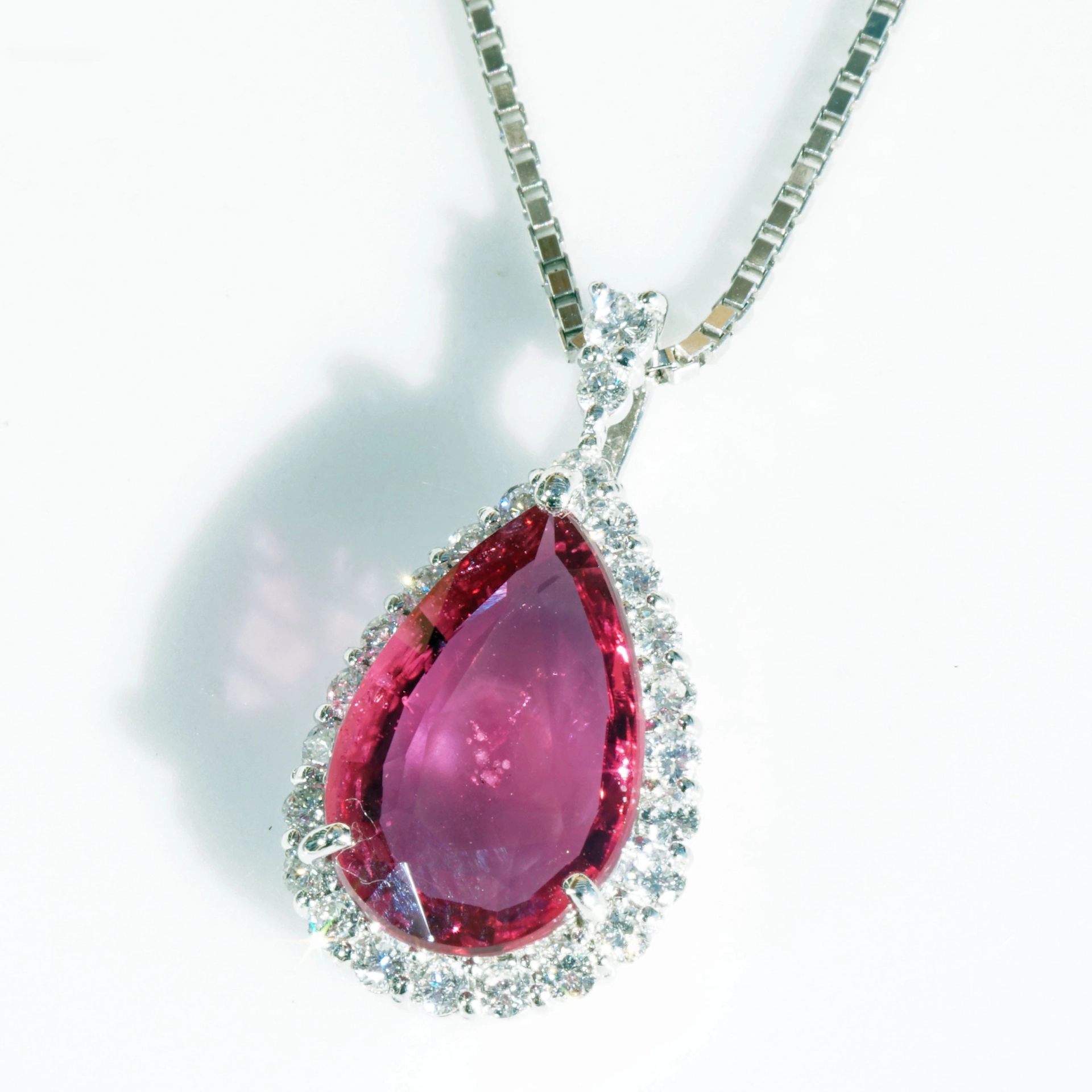 Rubin Brillant Anhänger 3.03 ct unerhitzt Mosambik AIGS Zertifikat 950er Platin 0.43 ct selten