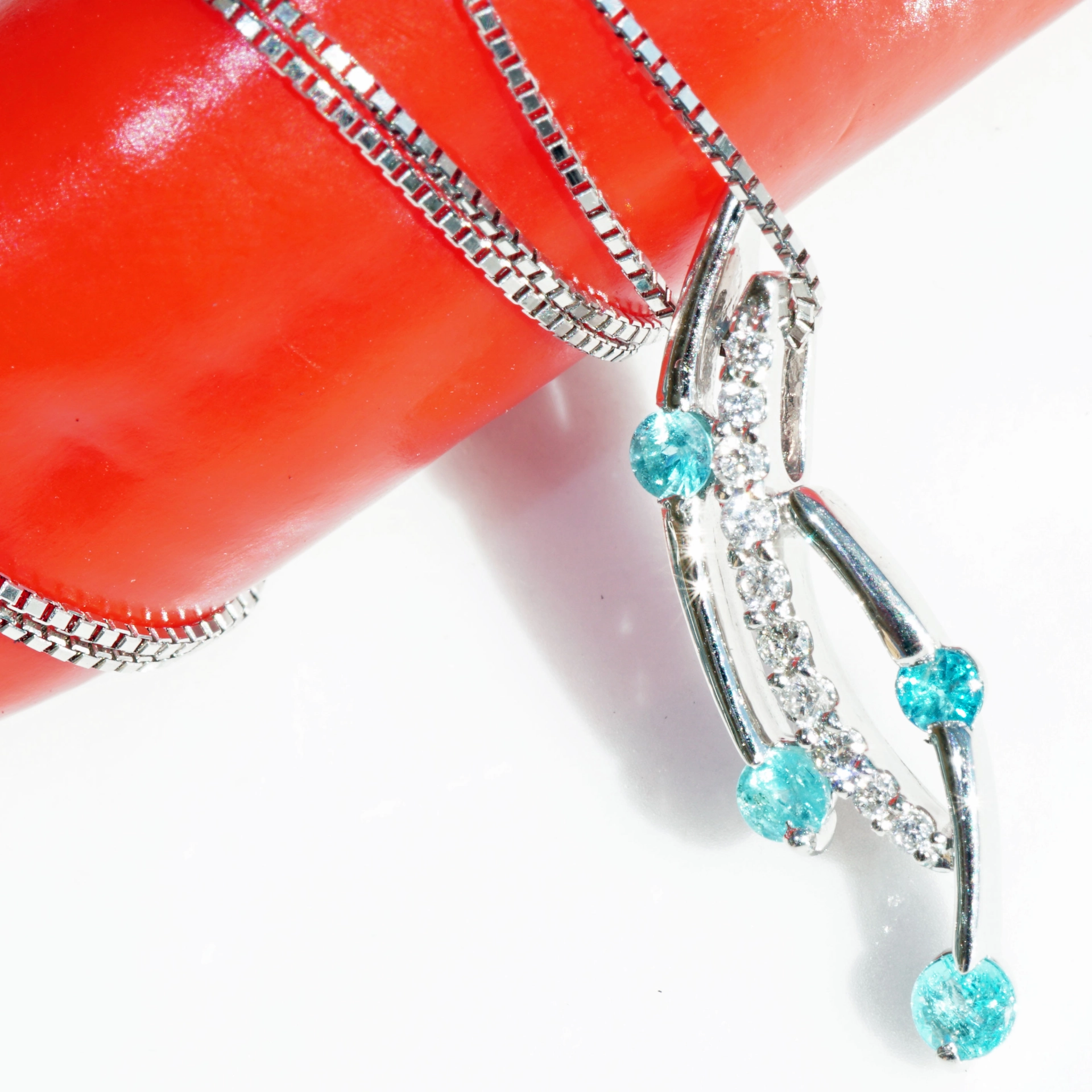 Paraiba Turmalin Anhänger in 900er Platin mit Kette 0.22 ct 0.10 ct leuchtendes Schwimmbadblau