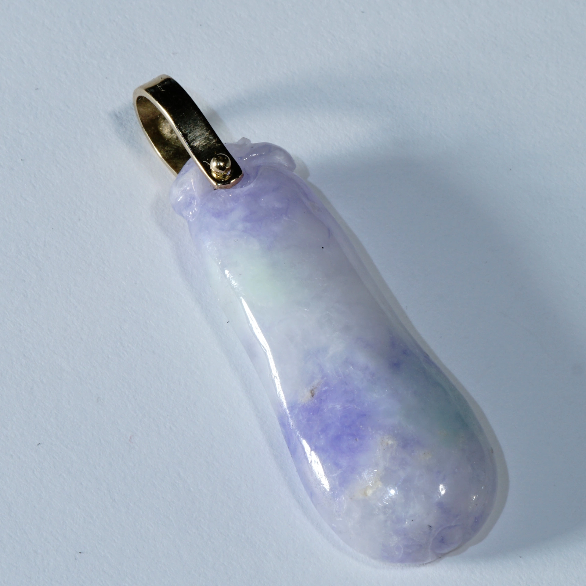 Natur Lavendel Jade Anhänger 585er Gelbgold 45 x 14 mm mit neongrünen Farbanteilen..ausgefallen