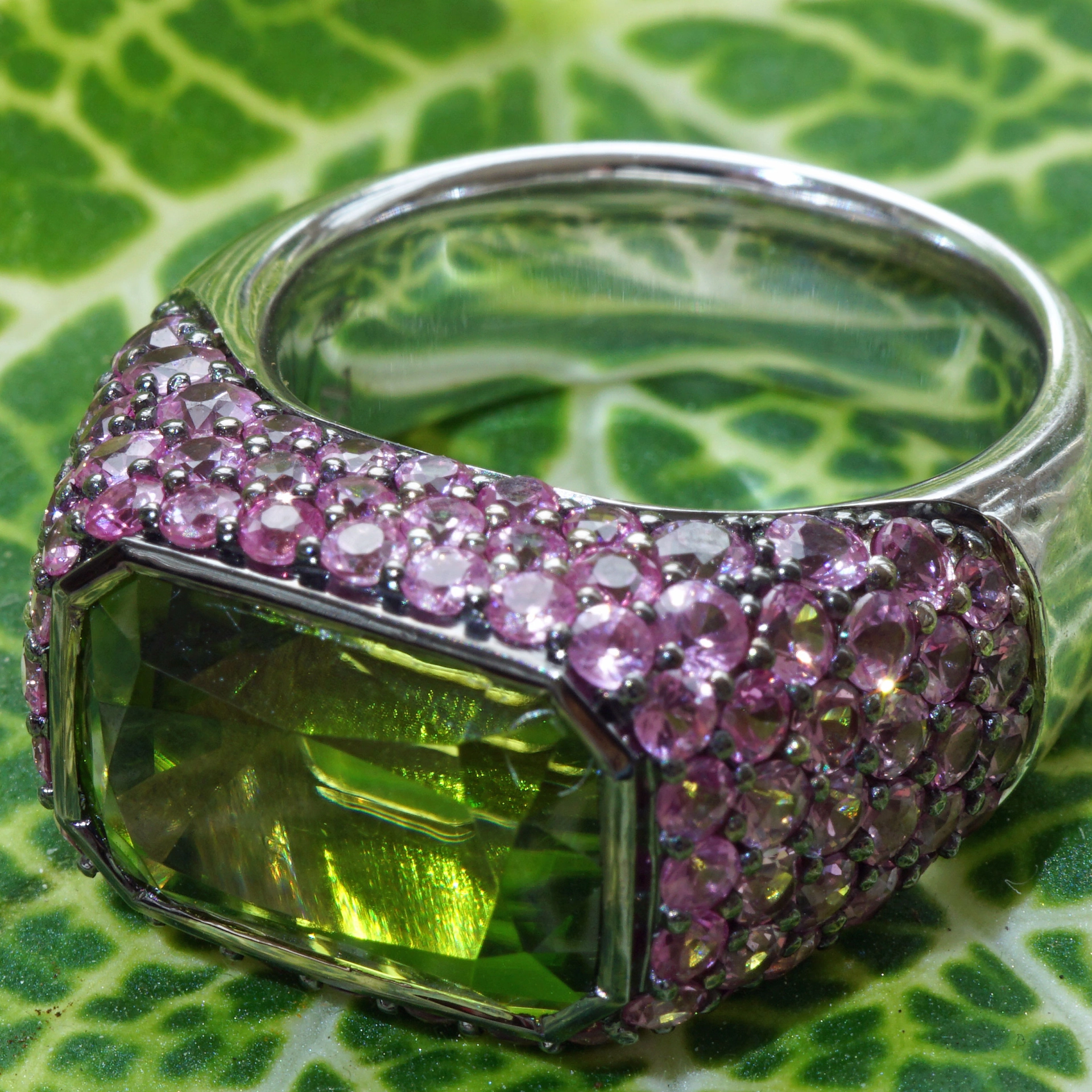 Saphir Peridot Ring 750er Weissgold Investment Edelstein Supat Mine Pakistan 9 ct mit Expertise
