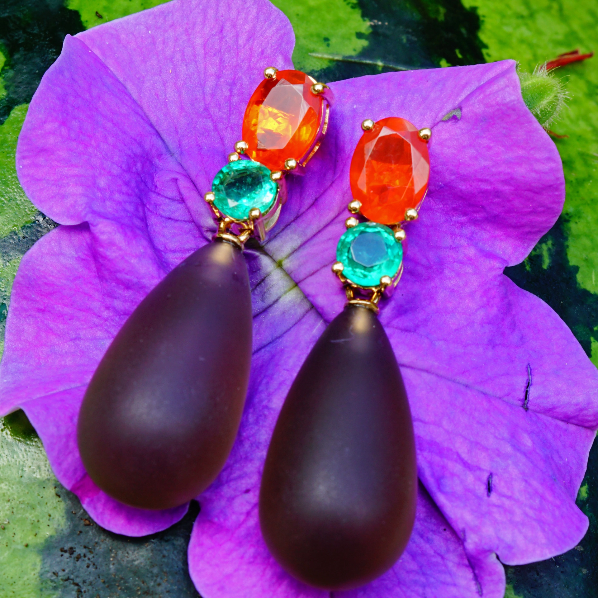 Smaragd Feuer Opal Ohrhänger mit Rauchquarzpampeln in 750er Gelbgold