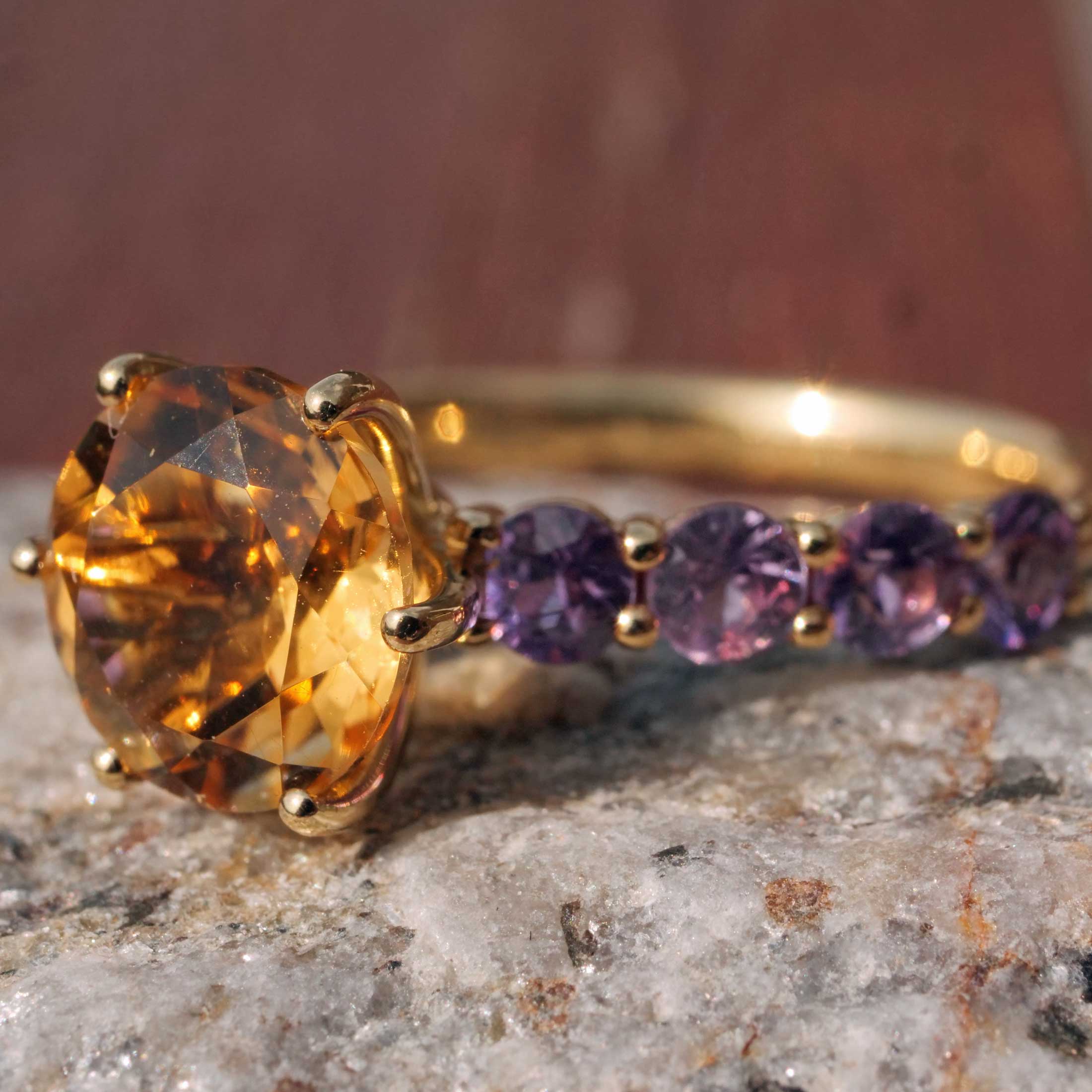 Cooler Farbstein Schmuck I Saphir Citrin Ring in 750er Gelbgold 2.63 ct in goldgelb und muskatviolett  