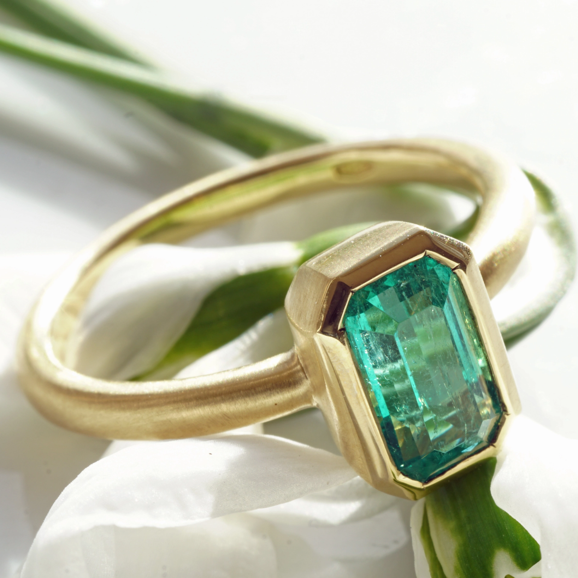 Smaragd Ring 0.97 ct Topqualität aus Afghanistan 750er Gelbgold Handarbeit