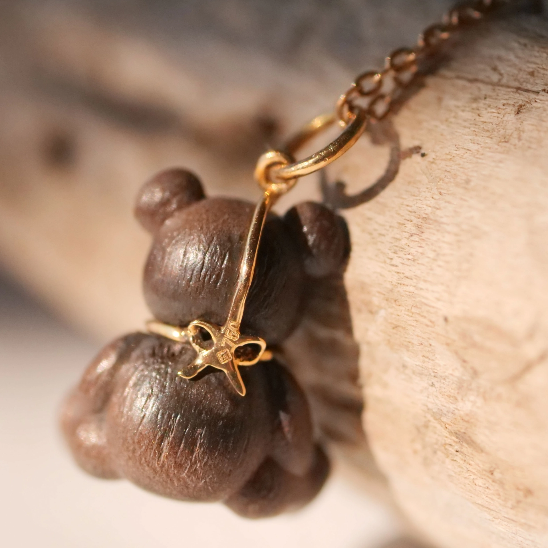 Brillant Anhänger Teddy Bärchen mit Buch 750er Gelbgold 22 x 14 x 9 mm zuckersüüs