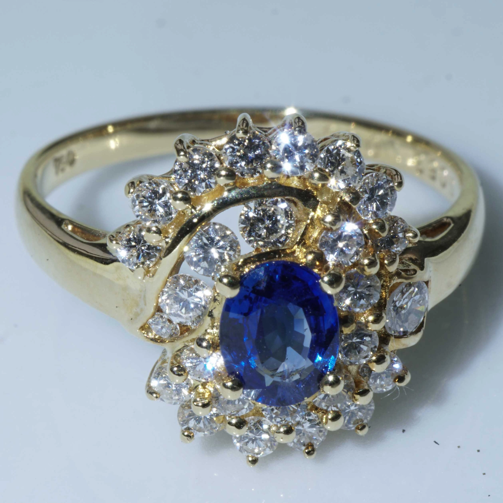 Saphir Brillant Ring 750er Gelbgold Hochwertigste Edelsteine....Qualität die Freude bereitet