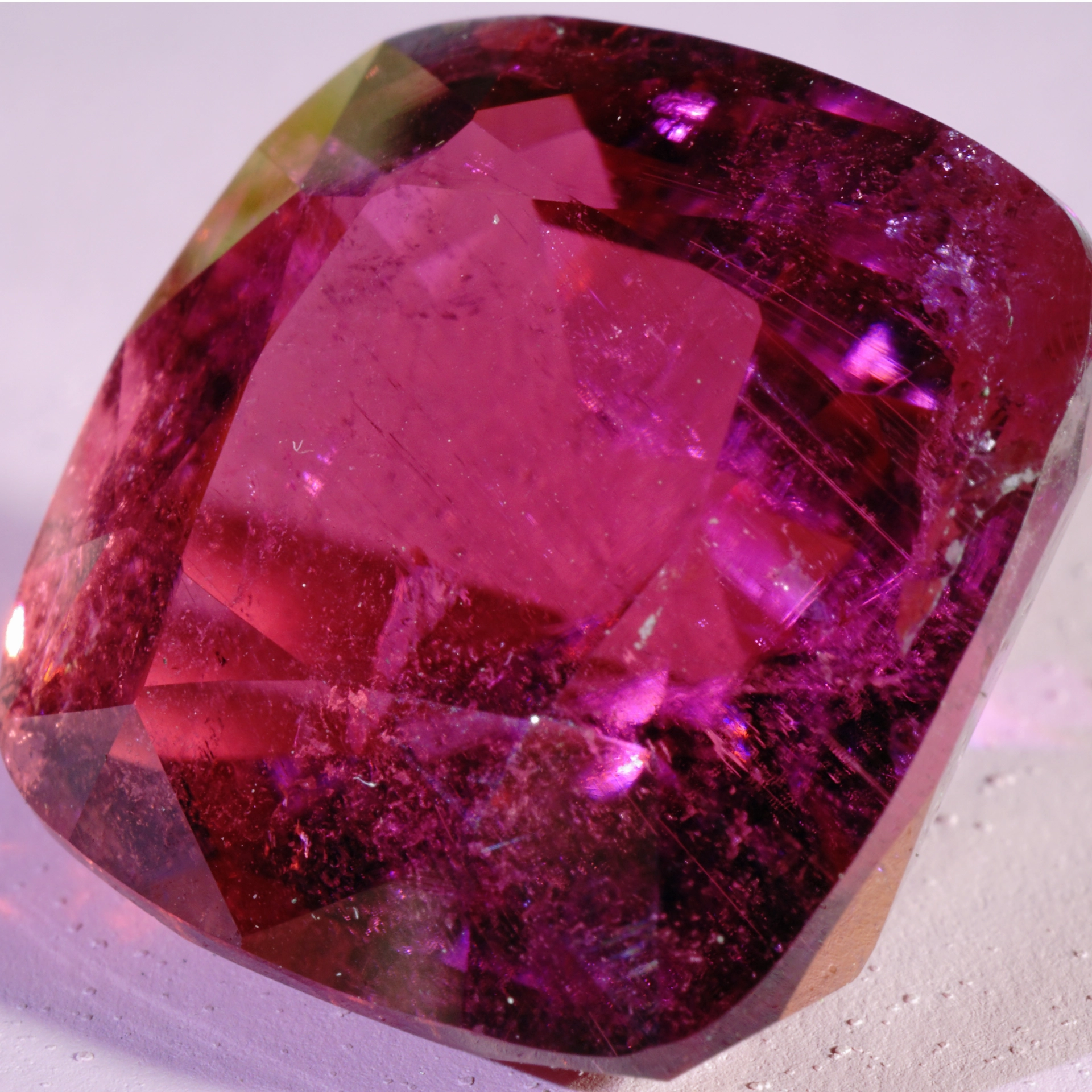 Rubellit der Extraklasse AAA+  23.10 ct Afghanistan Rubylight rot-pink mit unglaublicher Leuchtkraft