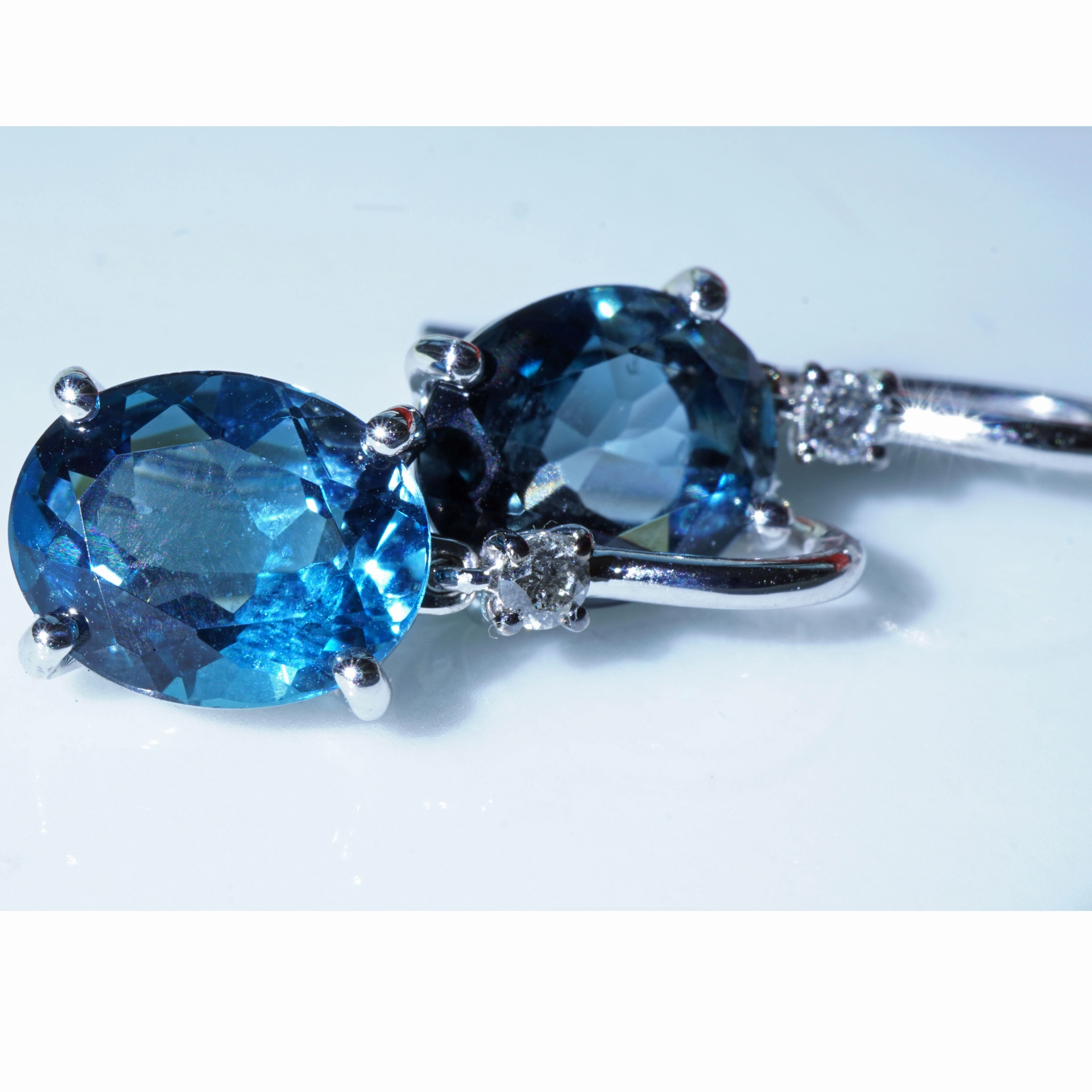 Ohrhänger Topas Brillant London Blue 750er Weissgold dazu stahlgraue Brillanten