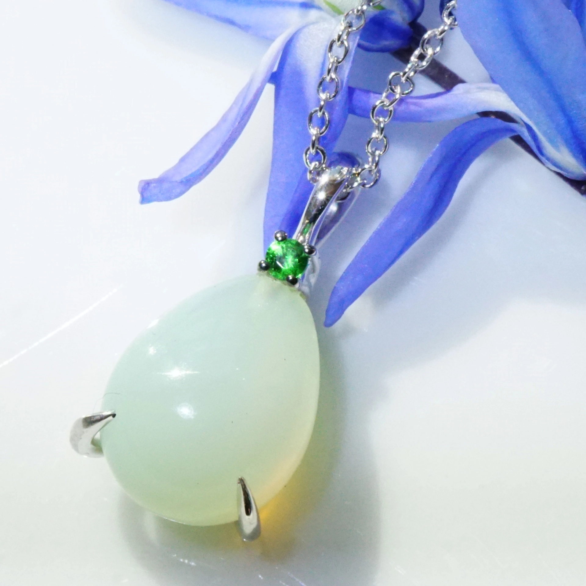 Calzedon Tsavorith Anhänger Drop 750er Weissgold entzückend 4.63 ct 0.03 ct mit Kette