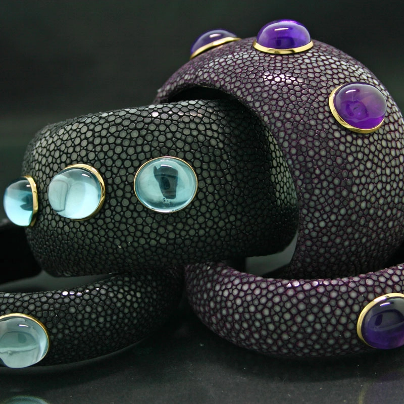 Rochenleder Armreif  Blue Eternity in 585er Gold 14 kt Topas Cabochon