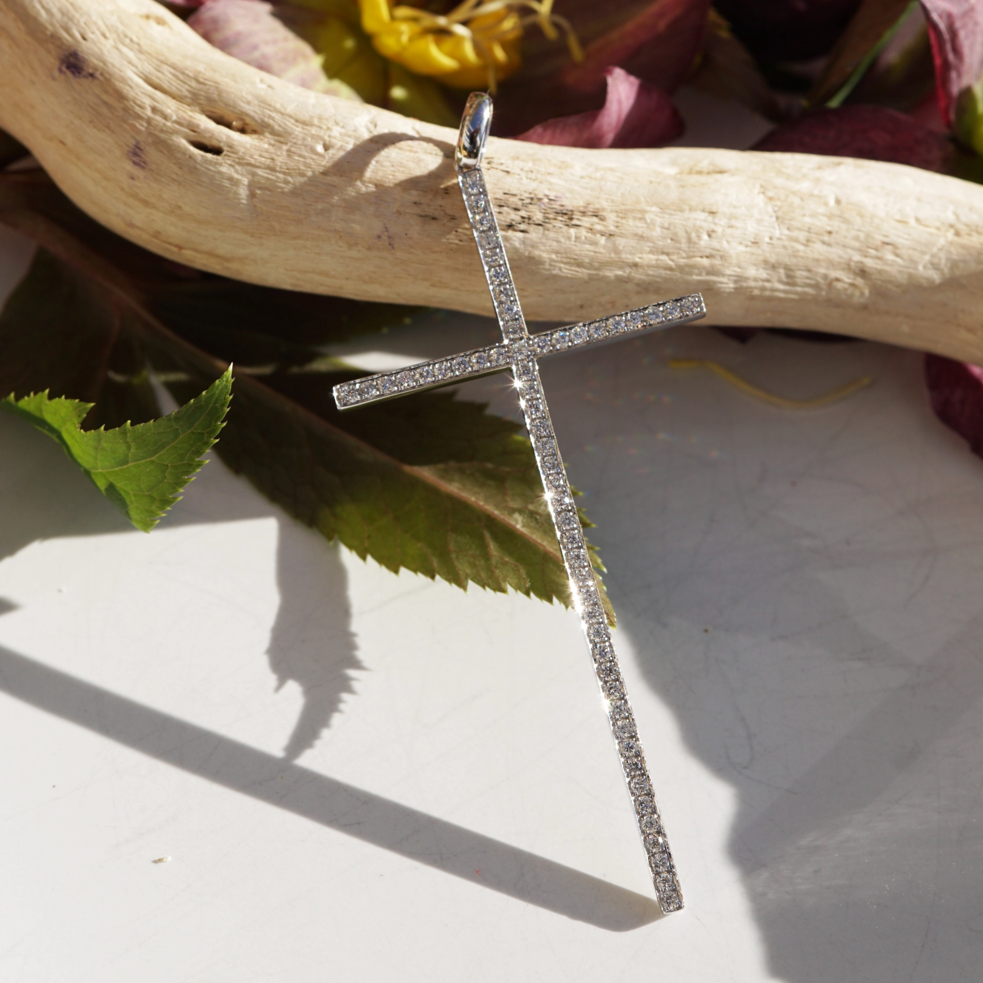 Kreuz Anhänger 62 x 28 mm Cooles Design 0.49 ct W / VS-SI 750er Weissgold