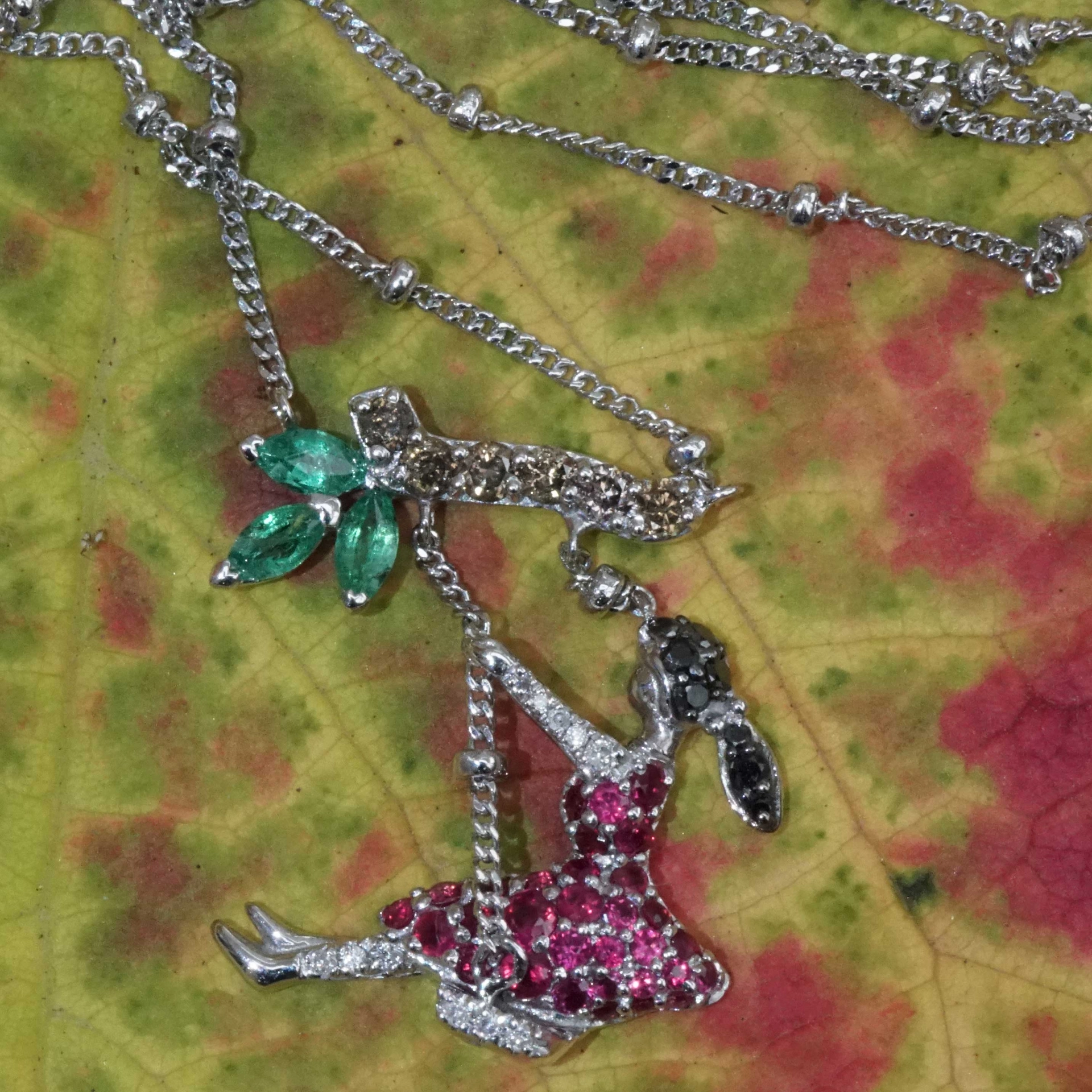 Rubin Smaragd Brillant Collier 750er Weissgold...das schaukelnde Mädchen...zum Träumen