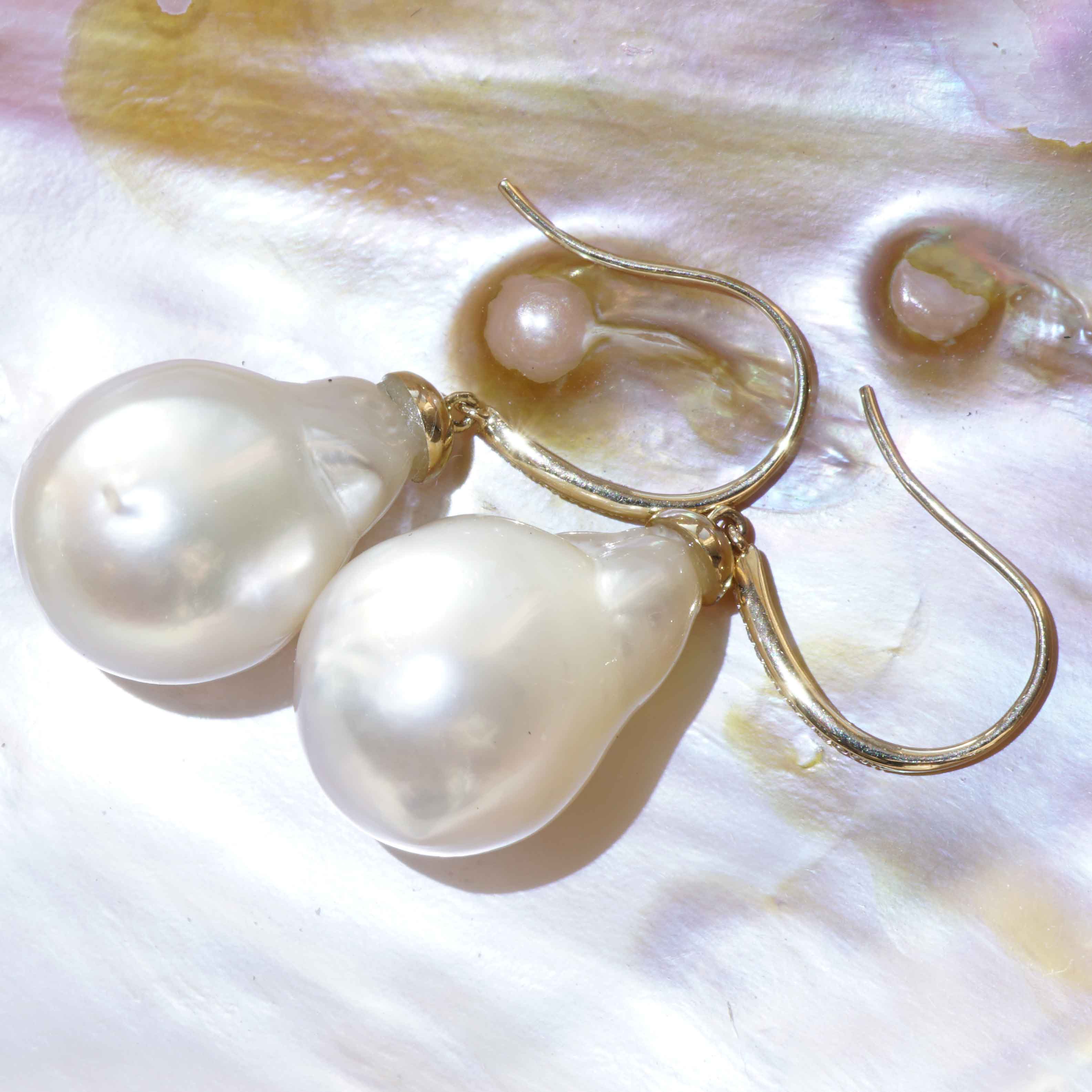 Weisse Südsee Zuchtperl Brillant Ohrhänger in Tropfenform barock  20 x 13,5 mm 585er Gelbgold