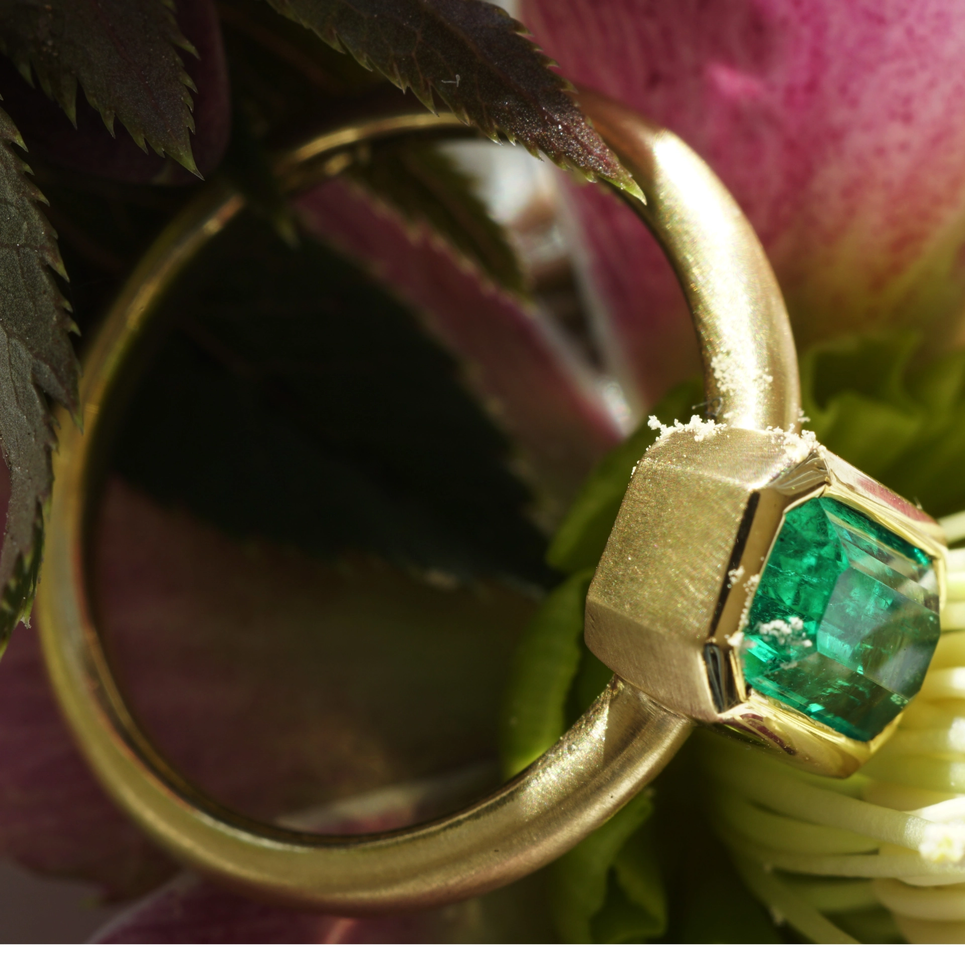 Smaragd Ring 0.97 ct Topqualität aus Afghanistan 750er Gelbgold Handarbeit