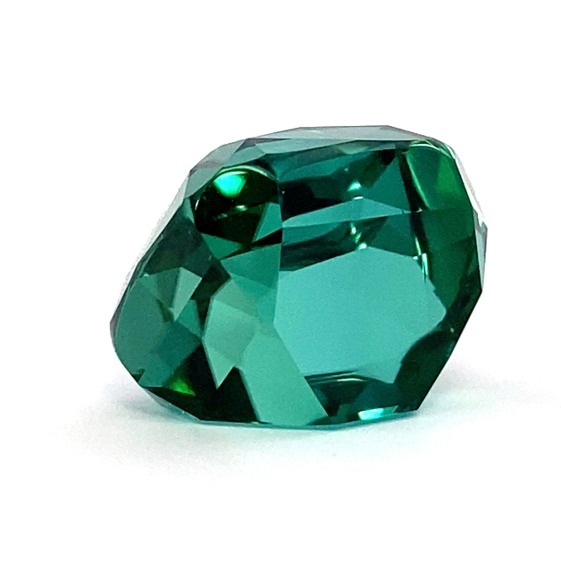 grün blauer Turmalin-weisser hintergrund