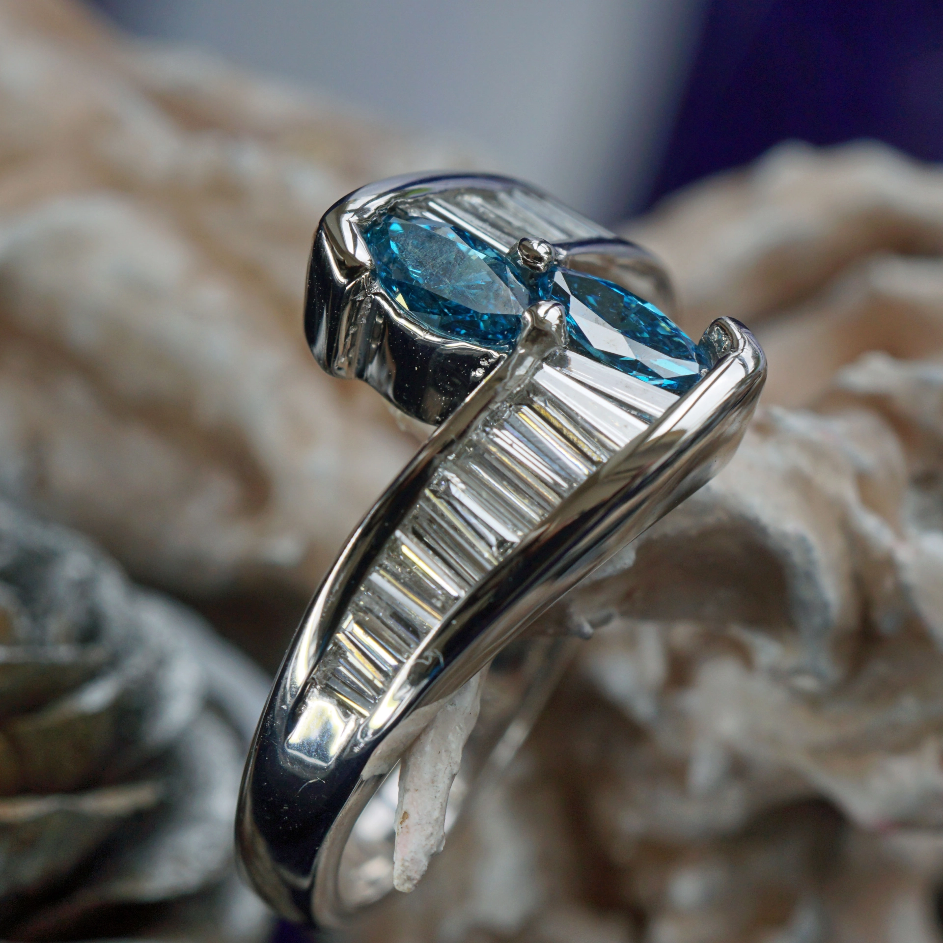 Diamant Ring in 900er Platin blau-weisse Diamanten