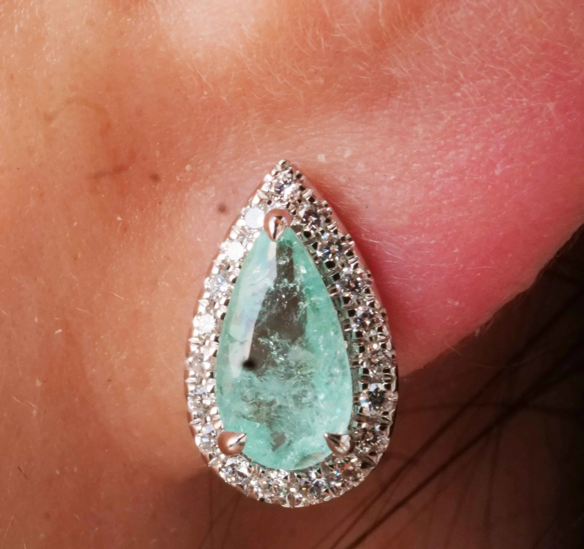 Paraiba Turmalin Ohrsteckern 1.36 ct AAA 0.37 ct TW VVS-VS 750er Weissgold SCHWIMMBADBLAUGRÜN