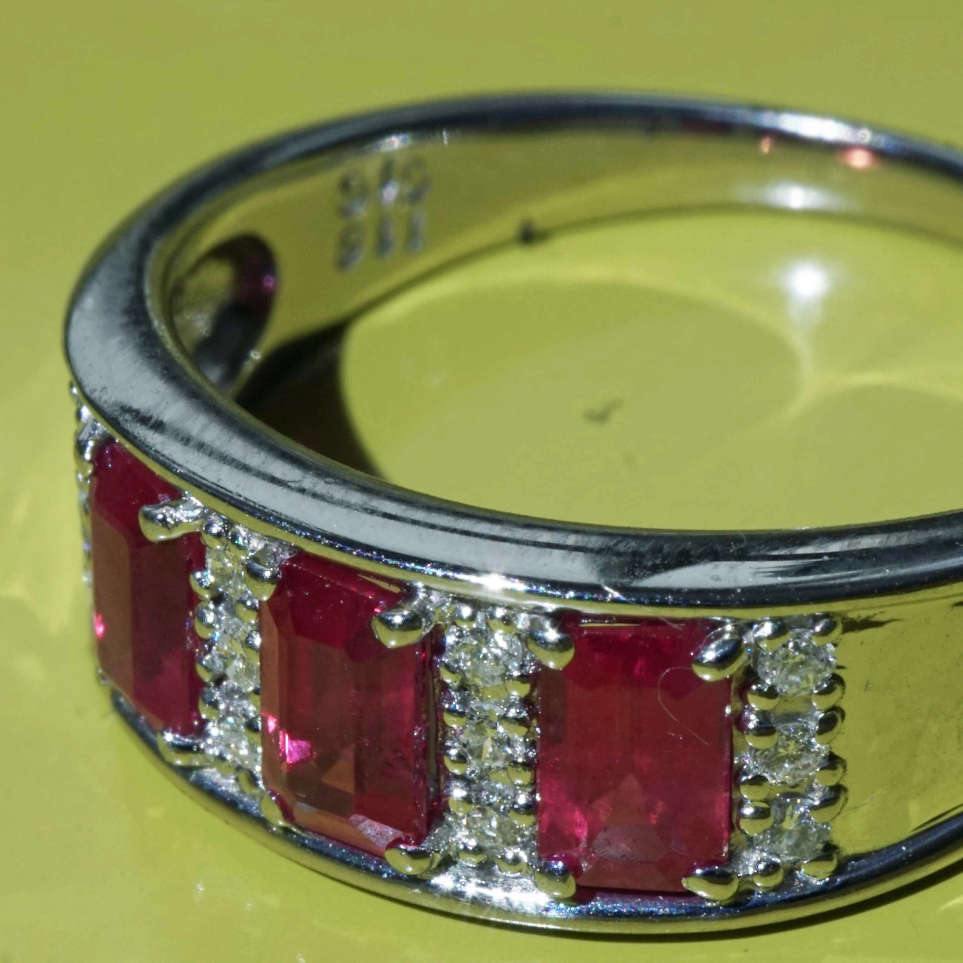 Rubin Brillant Ring 900er Platin 1.16 0.10  ct im interessanten Emeraldcut grandiose Farbe