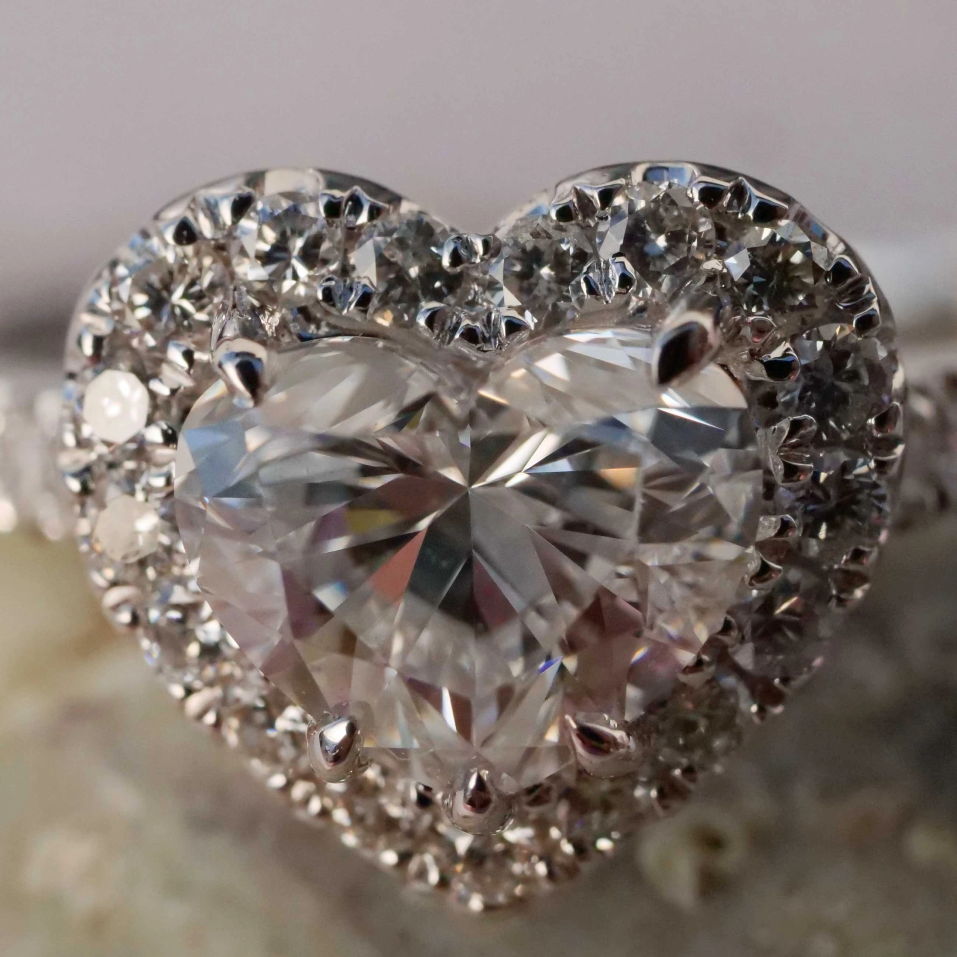 Ring hochfeines Brillant HERZ 1.00 ct E VVS2  5.41 x 6.72 x 4.31 mm GIA Gutachten 750er Weissgold