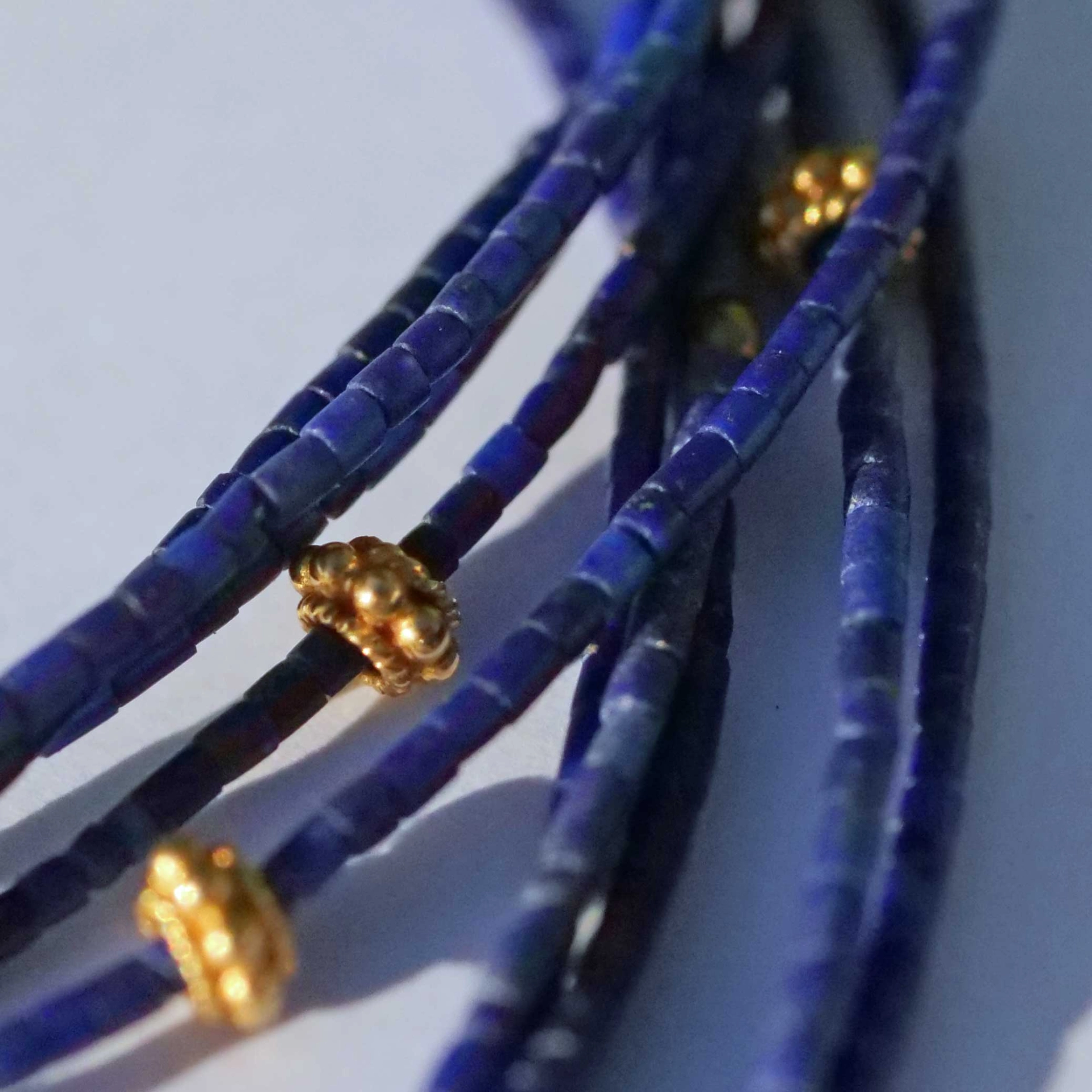 Lapis Lazuli Collier 5-reihig mit 900er Feingold Elementen und Antikschmuck Hänger